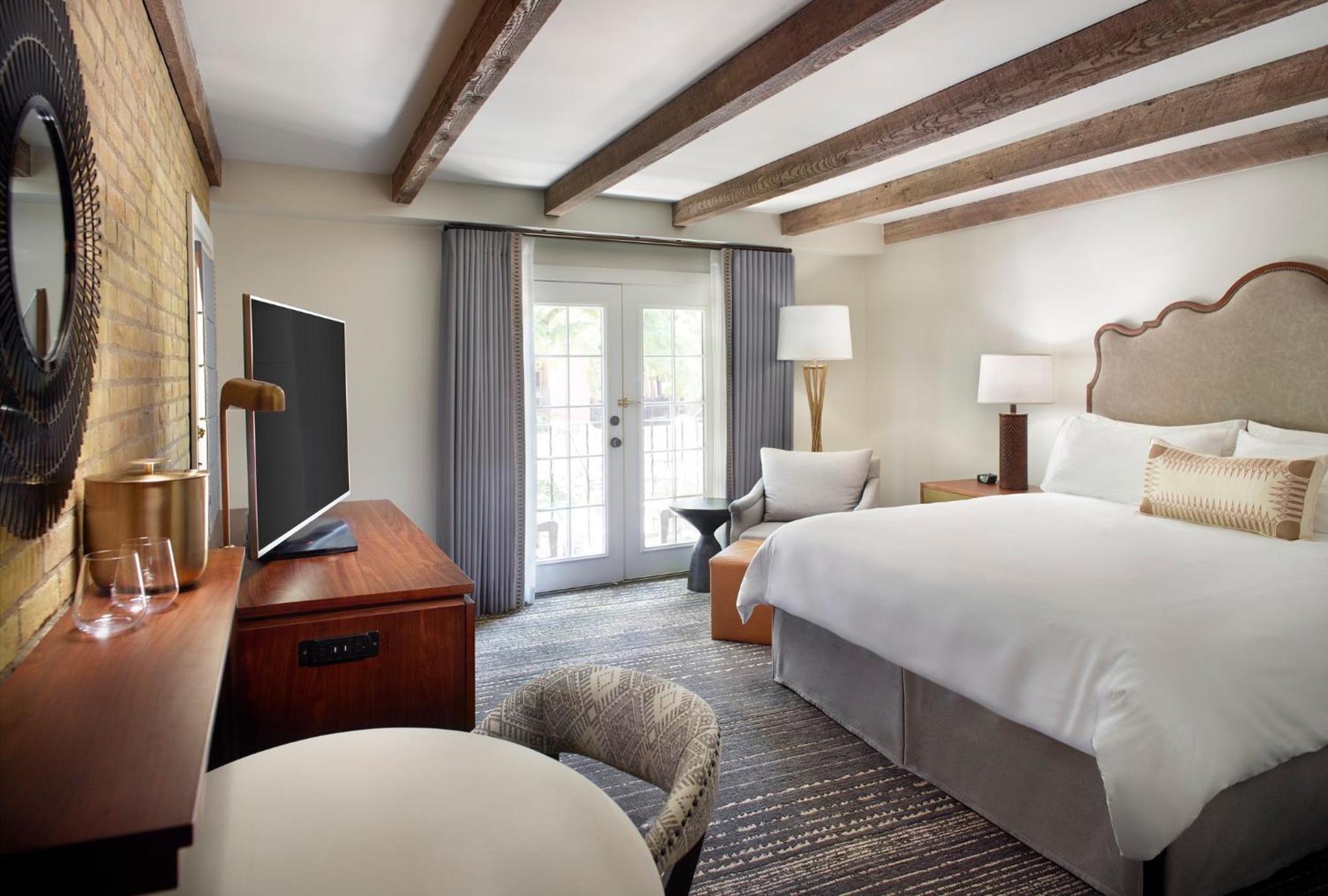 Deluxe Room - 1 King Bed - Photo 3