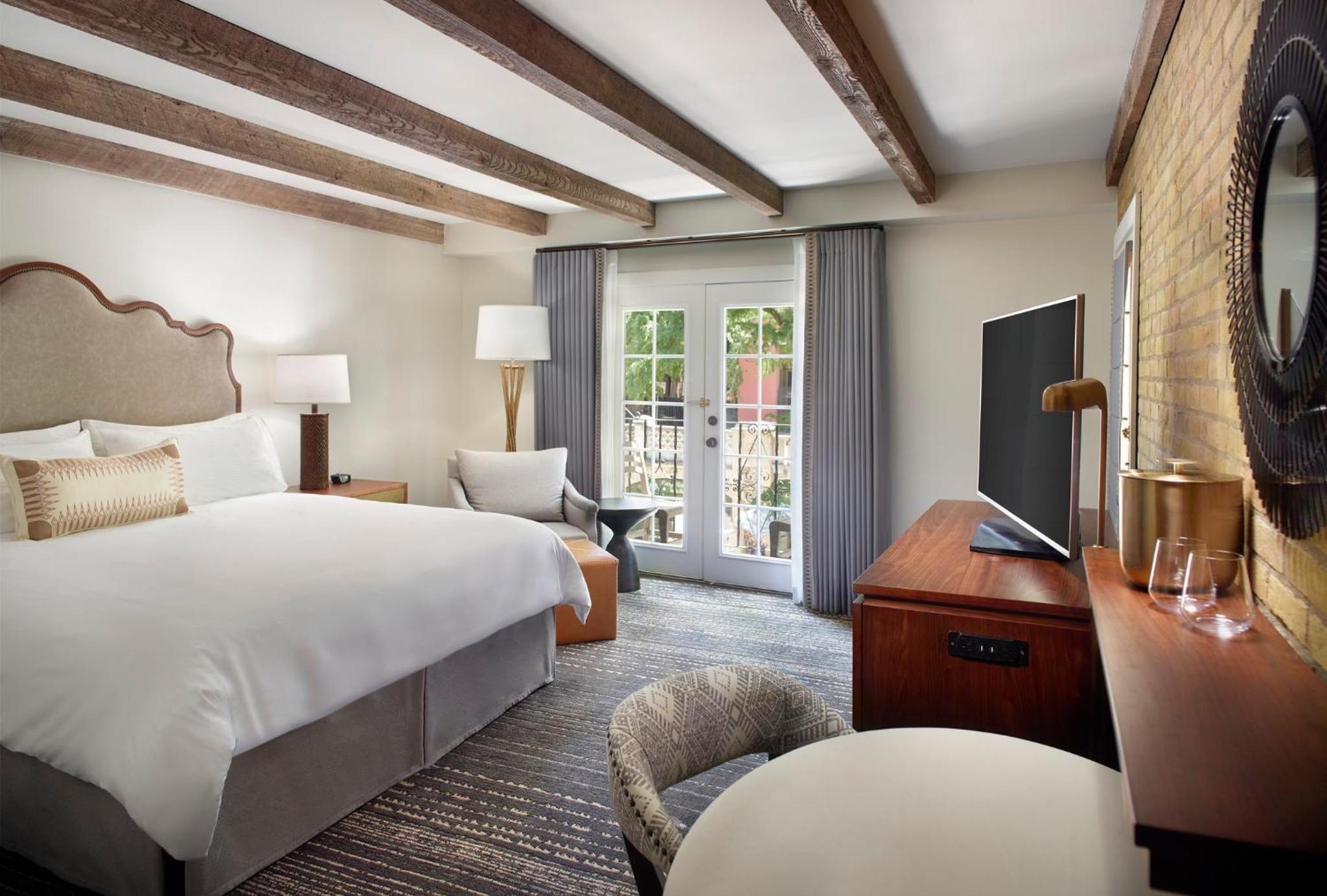 Premier Room, 1 King Bed, River View - Photo 4