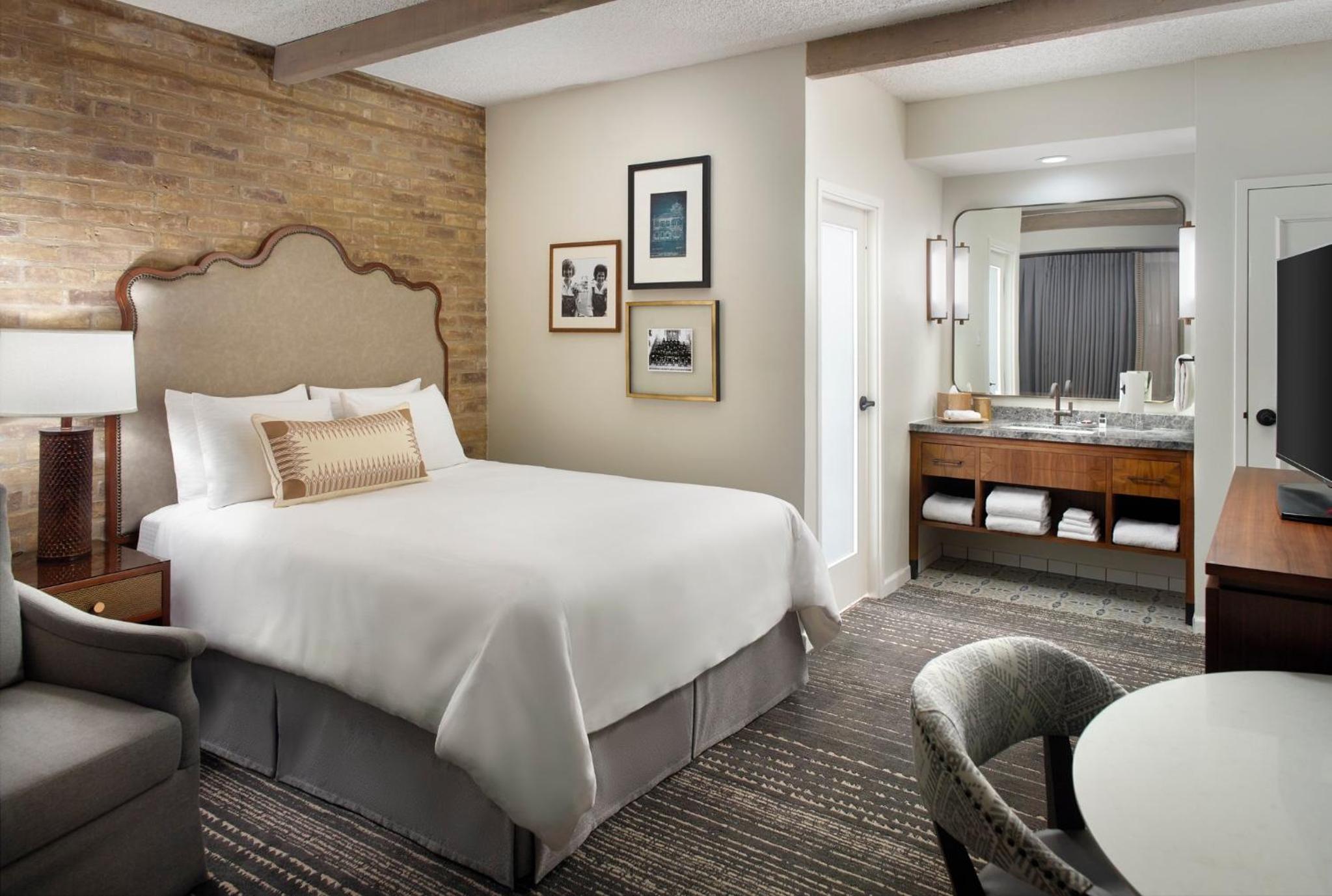 Petite Room - 1 Queen Bed - Photo 4