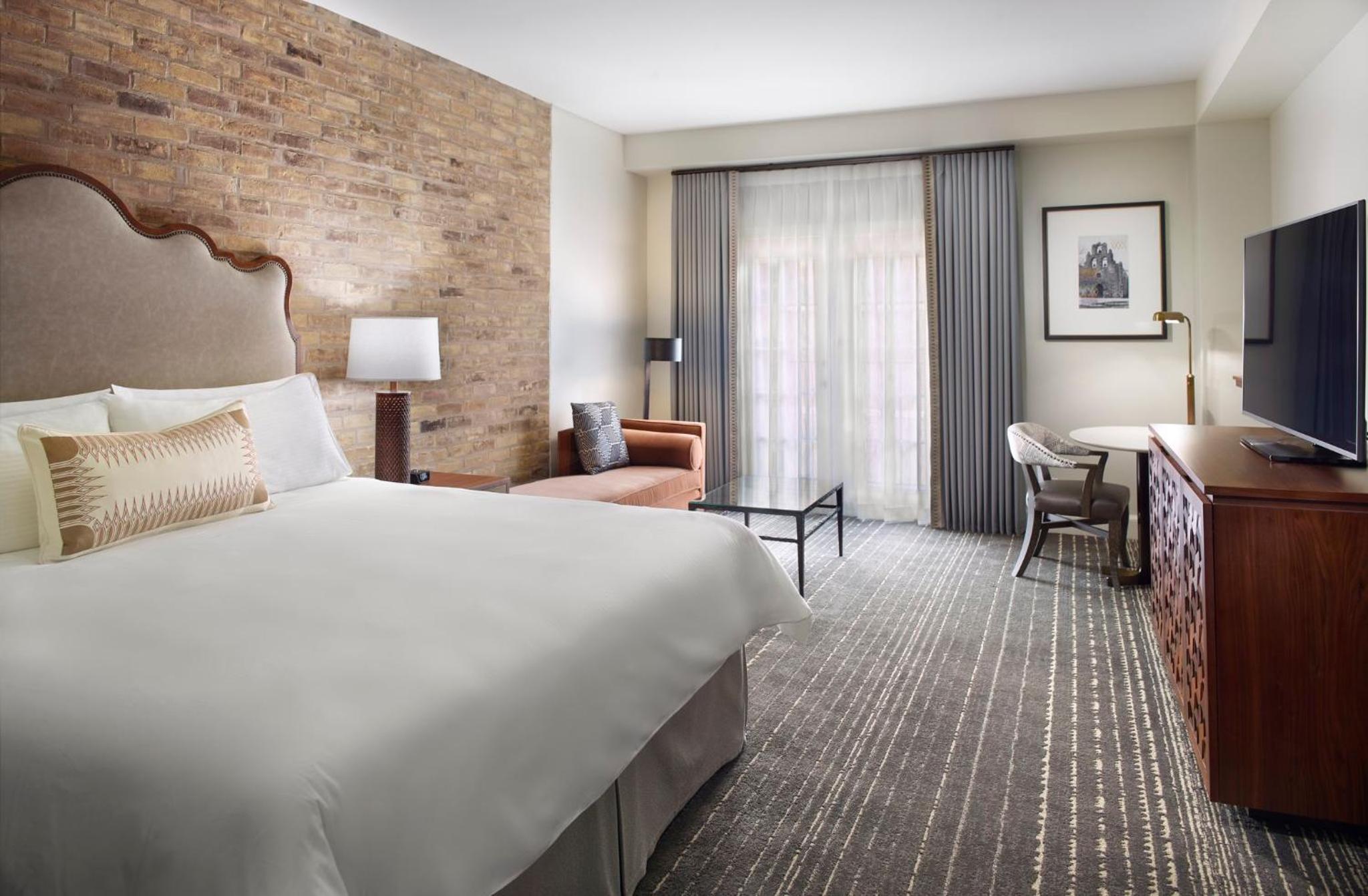 Navarro Suite - 1 King Bed - Photo 2