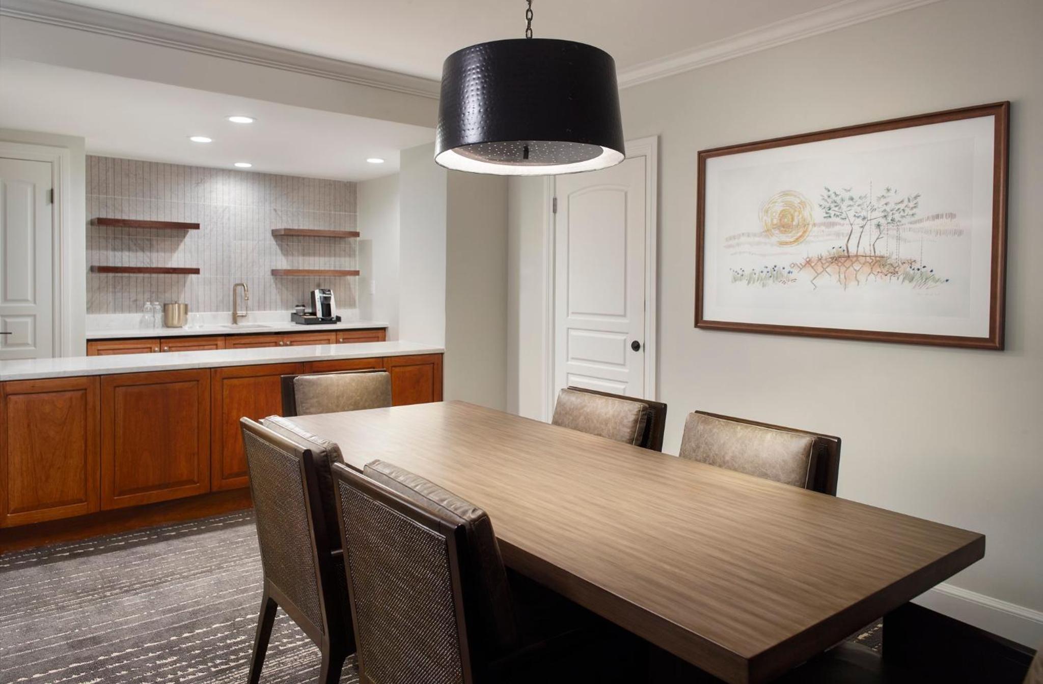 Premium Riverview Parlor Suite - Photo 3