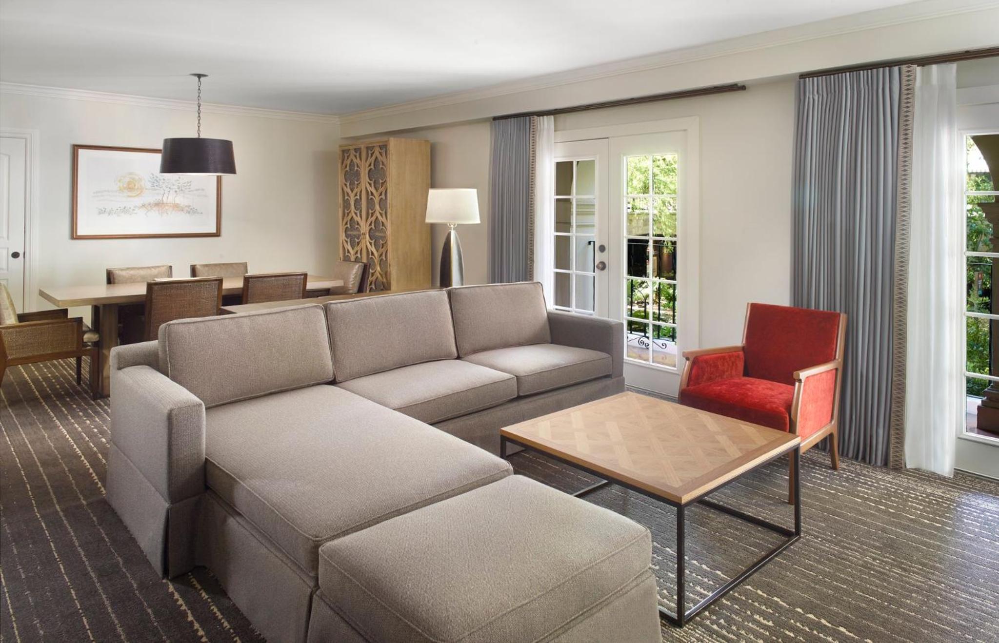Premium Riverview Parlor Suite - Photo 2