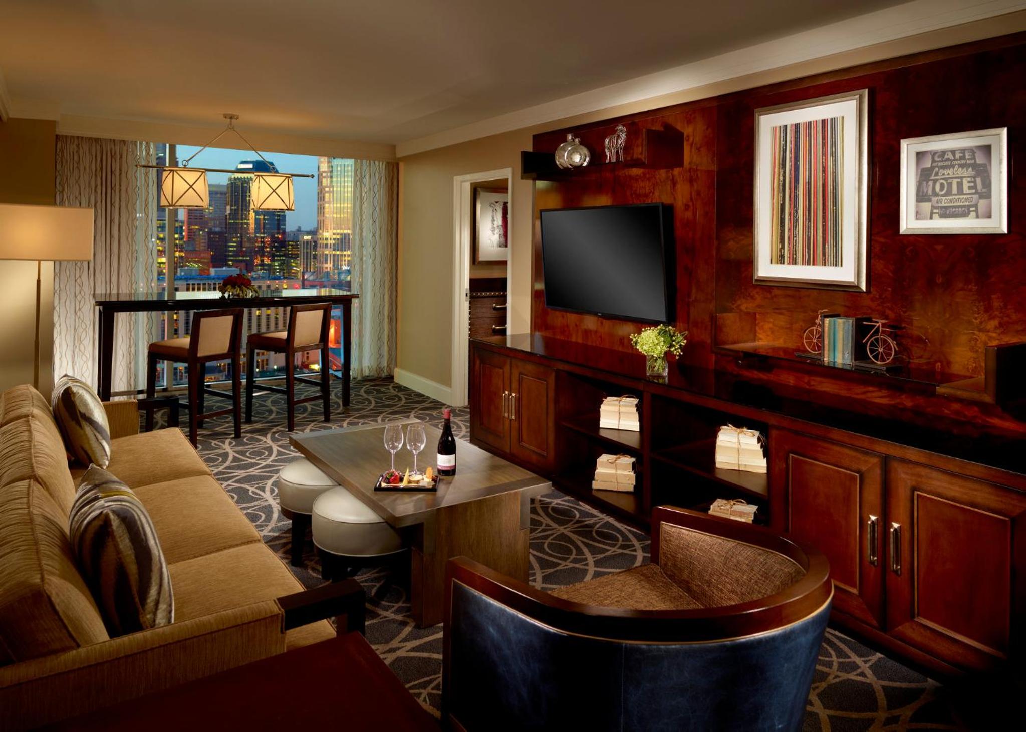 One Bedroom Suite - 1 King Bed thumbnail 6