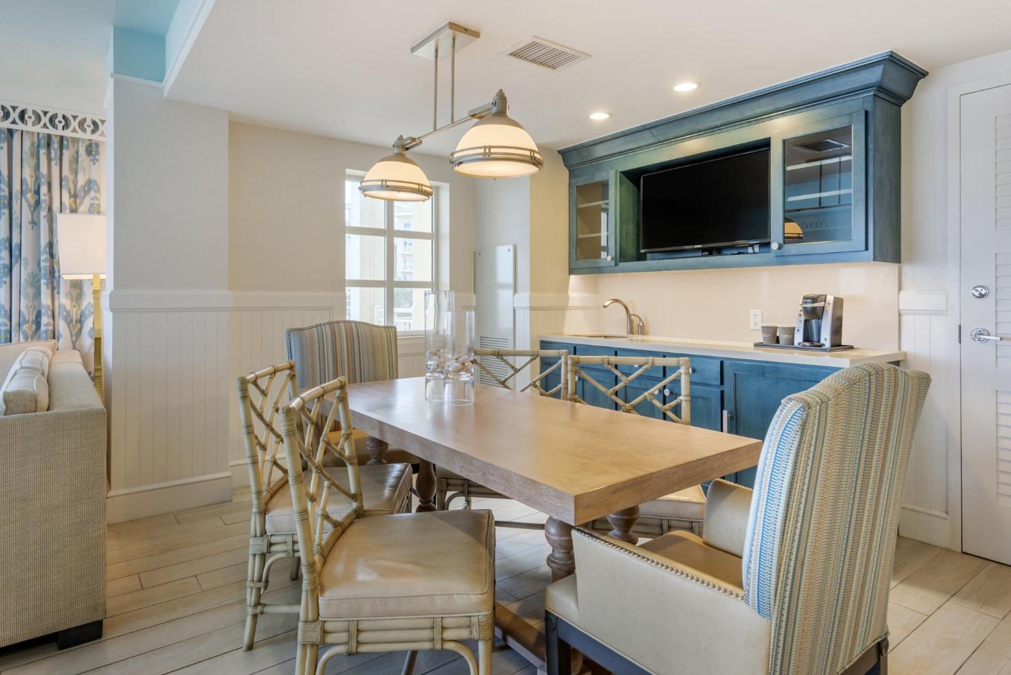 End Suite with Ocean and Pool View - Photo 8