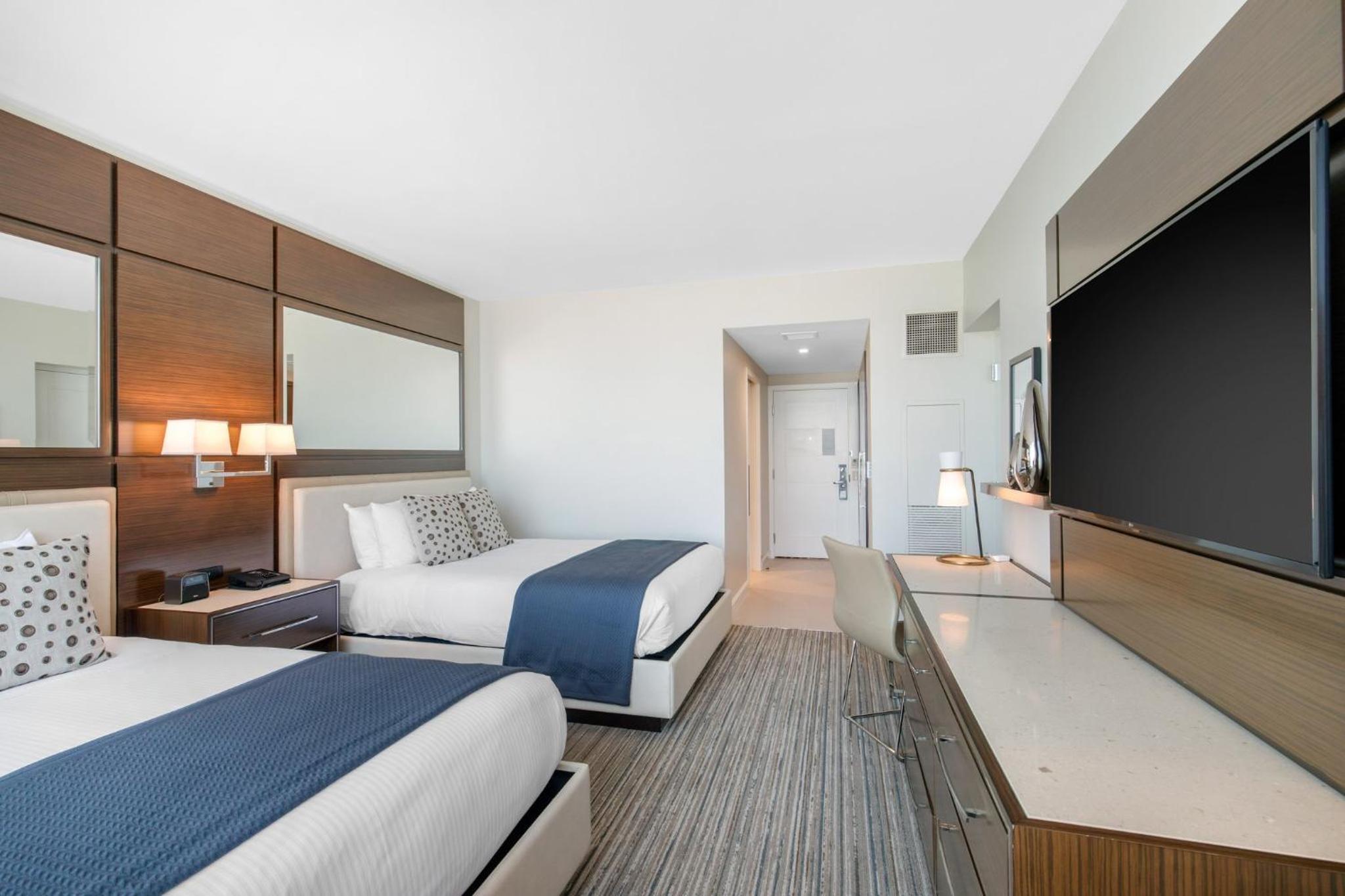 Deluxe Queen Room with Two Queen Beds photo 3