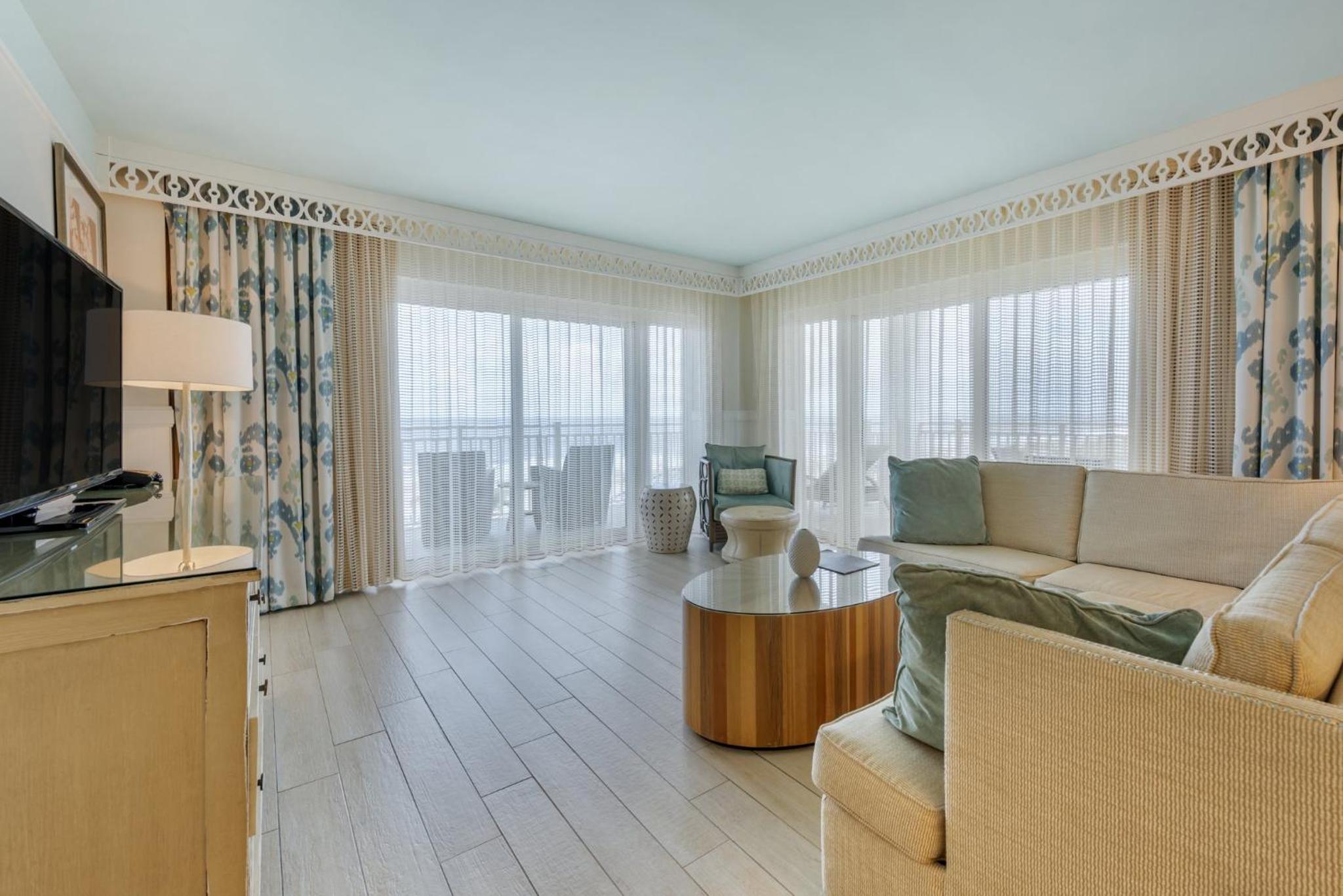 End Suite with Ocean and Pool View - Photo 4