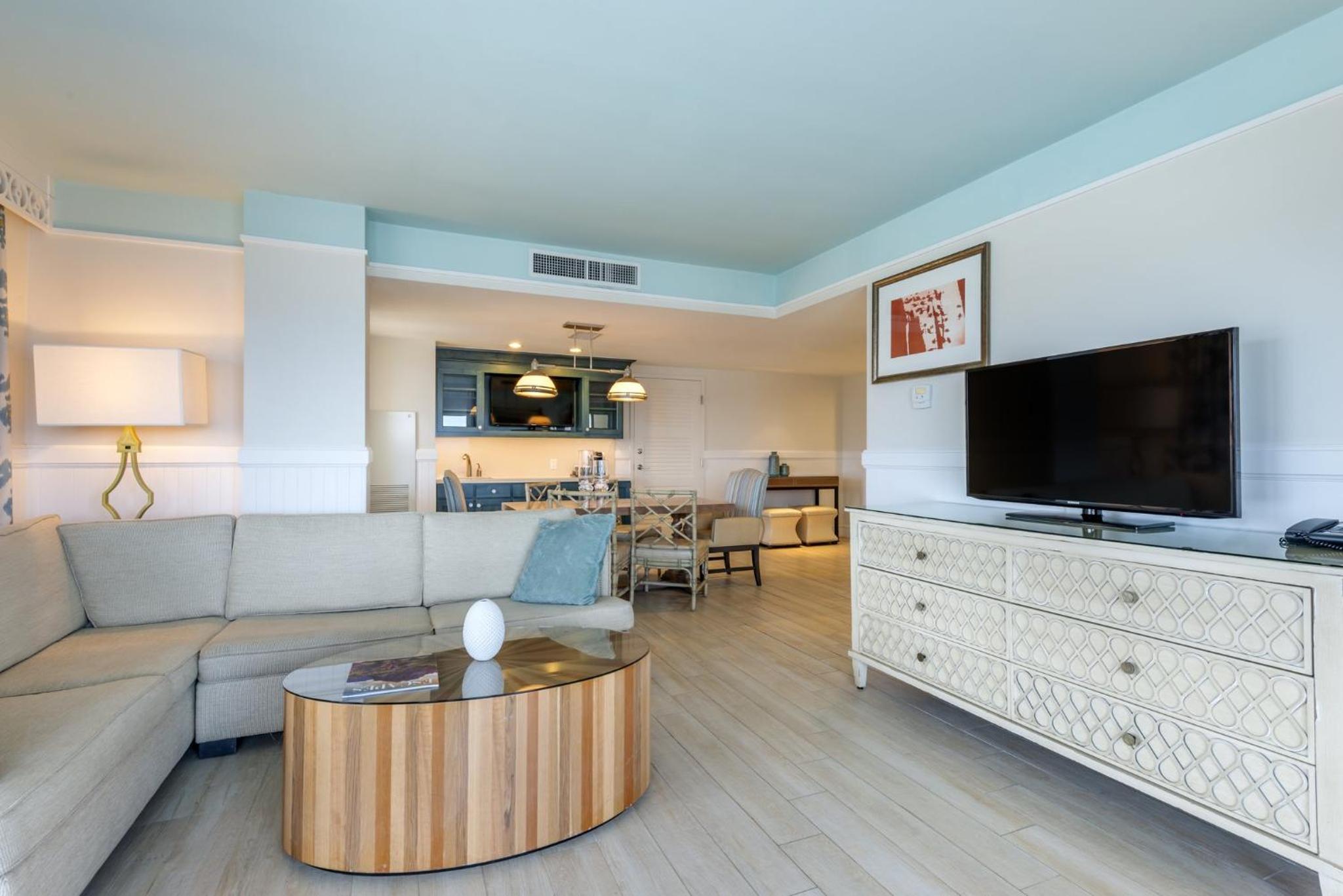 End Suite with Ocean and Pool View - Photo 5