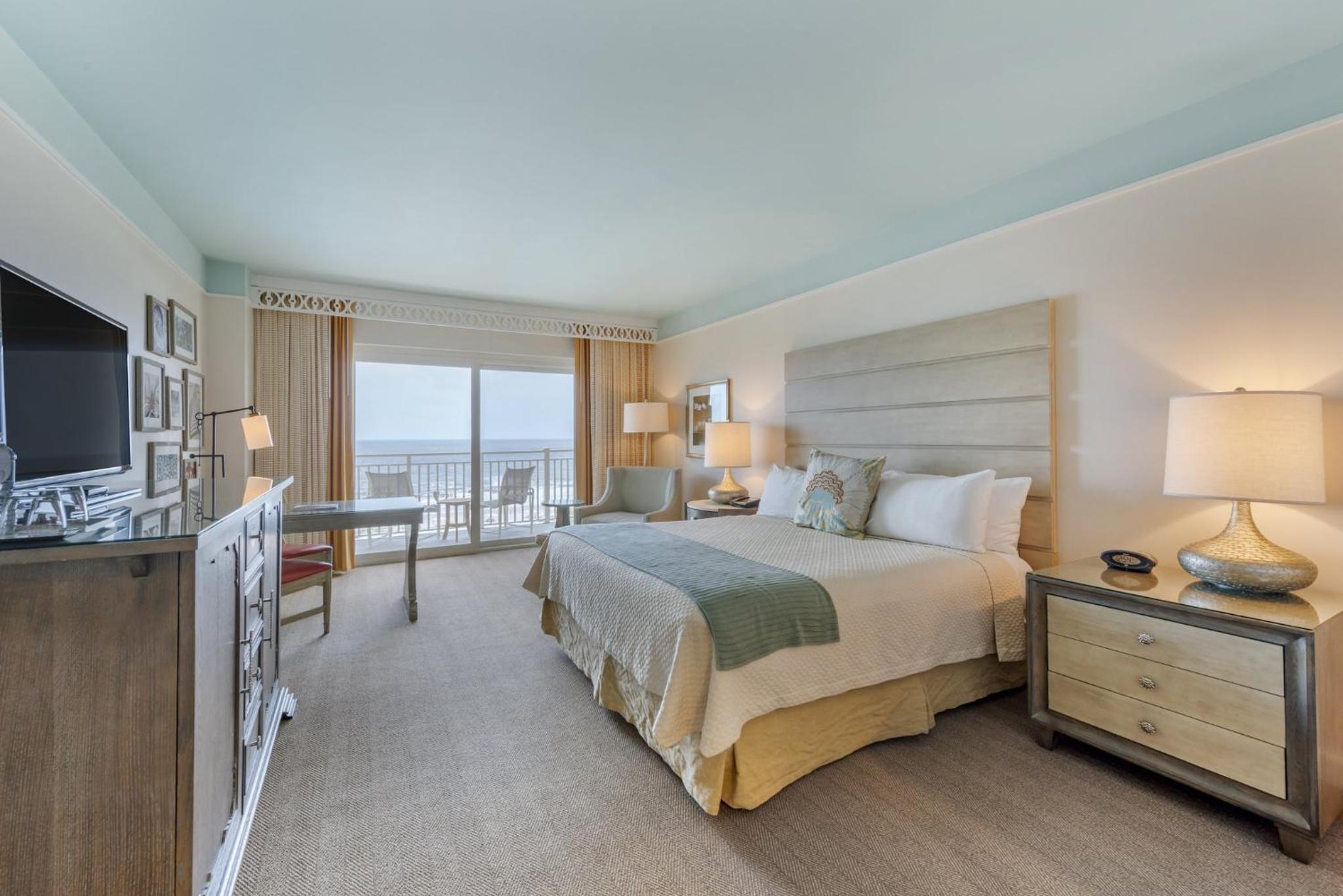 Ocean and Pool View King Bed - Photo 4