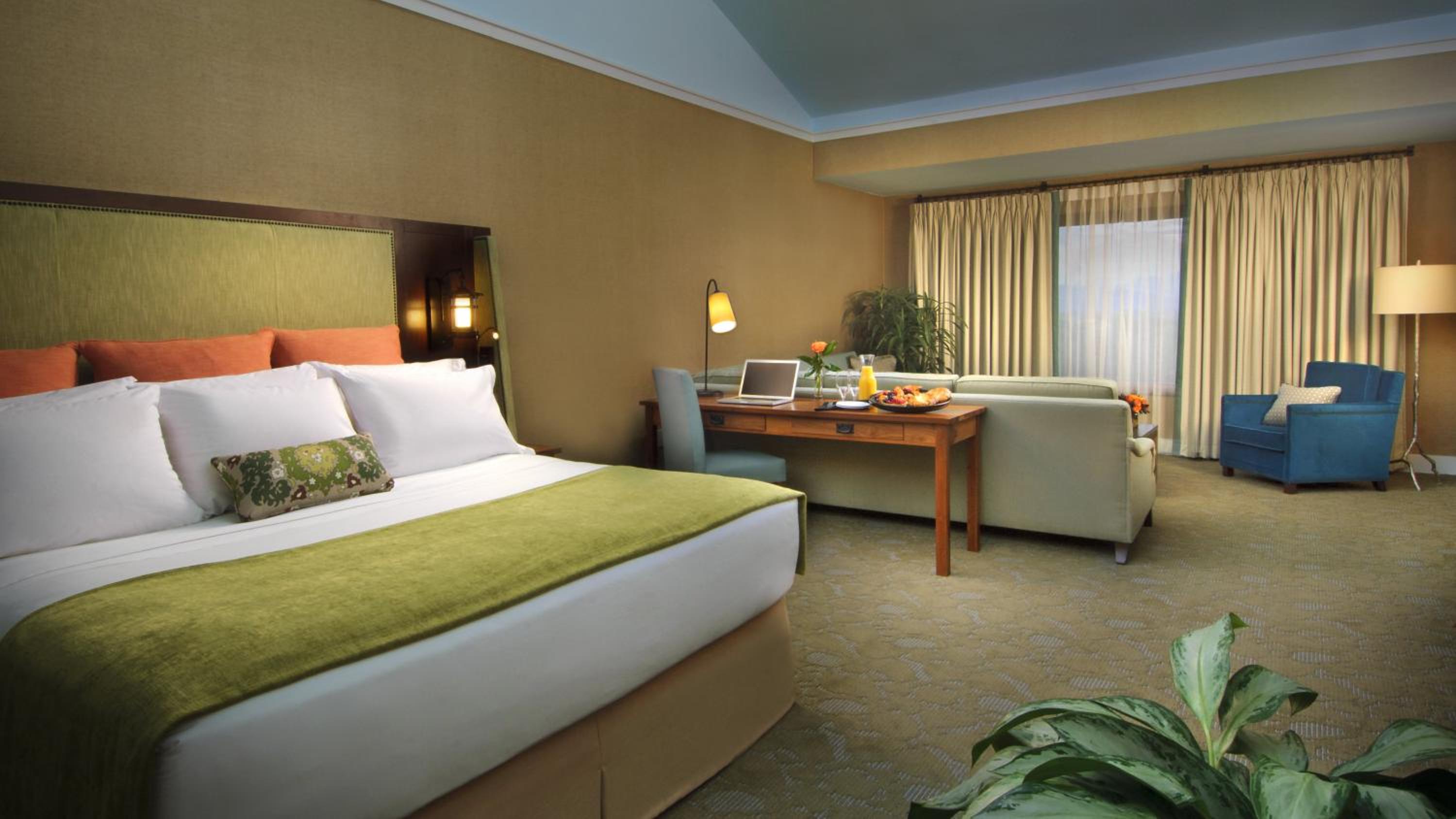 Club Floor Room - One King Bed - Photo 3