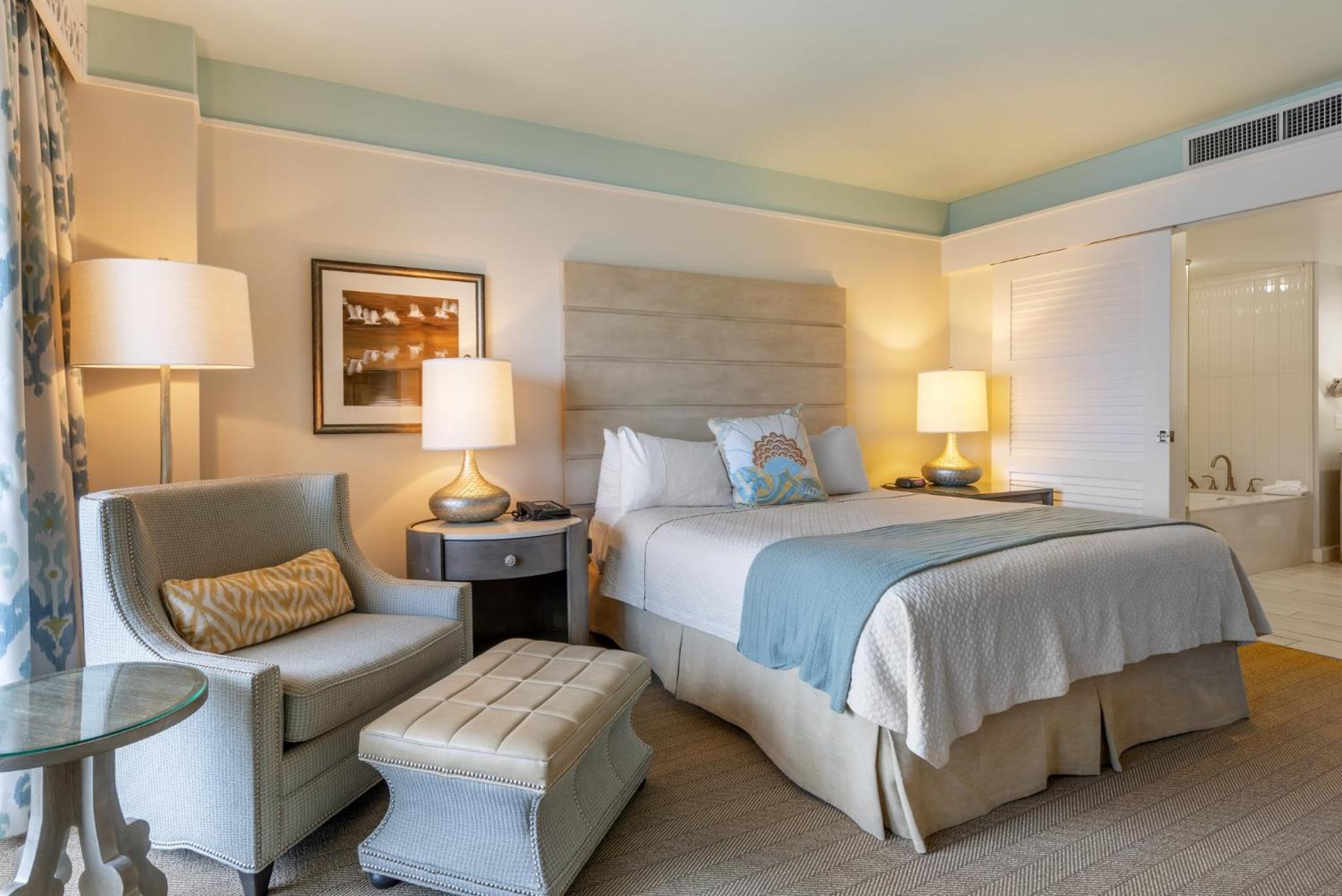 Corner Suite with  Ocean and Pool View - Photo 2