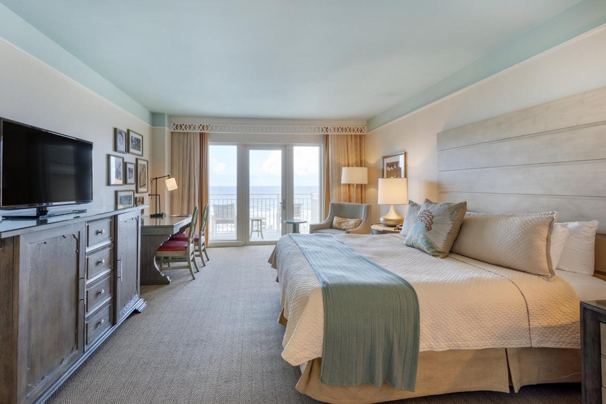Ocean and Pool View King Bed - Photo 2