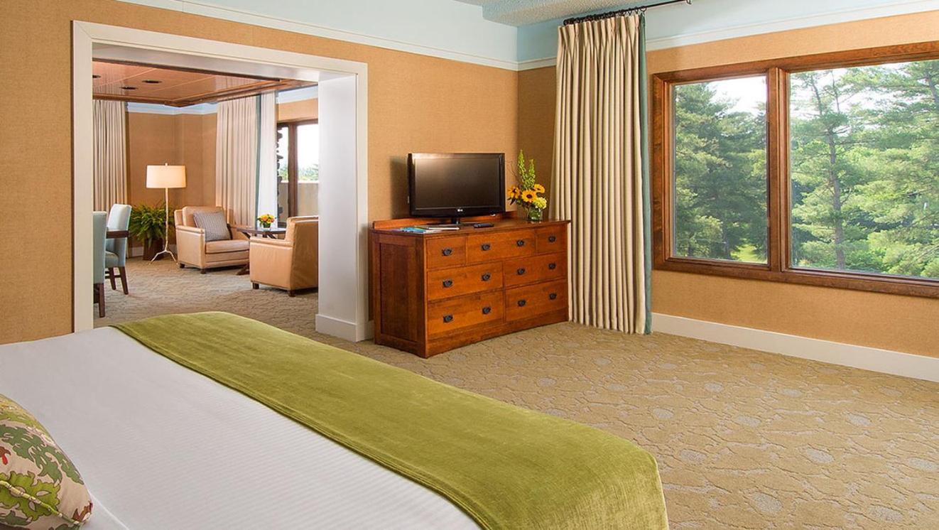 Executive Junior Suite with One King Bed - Photo 2