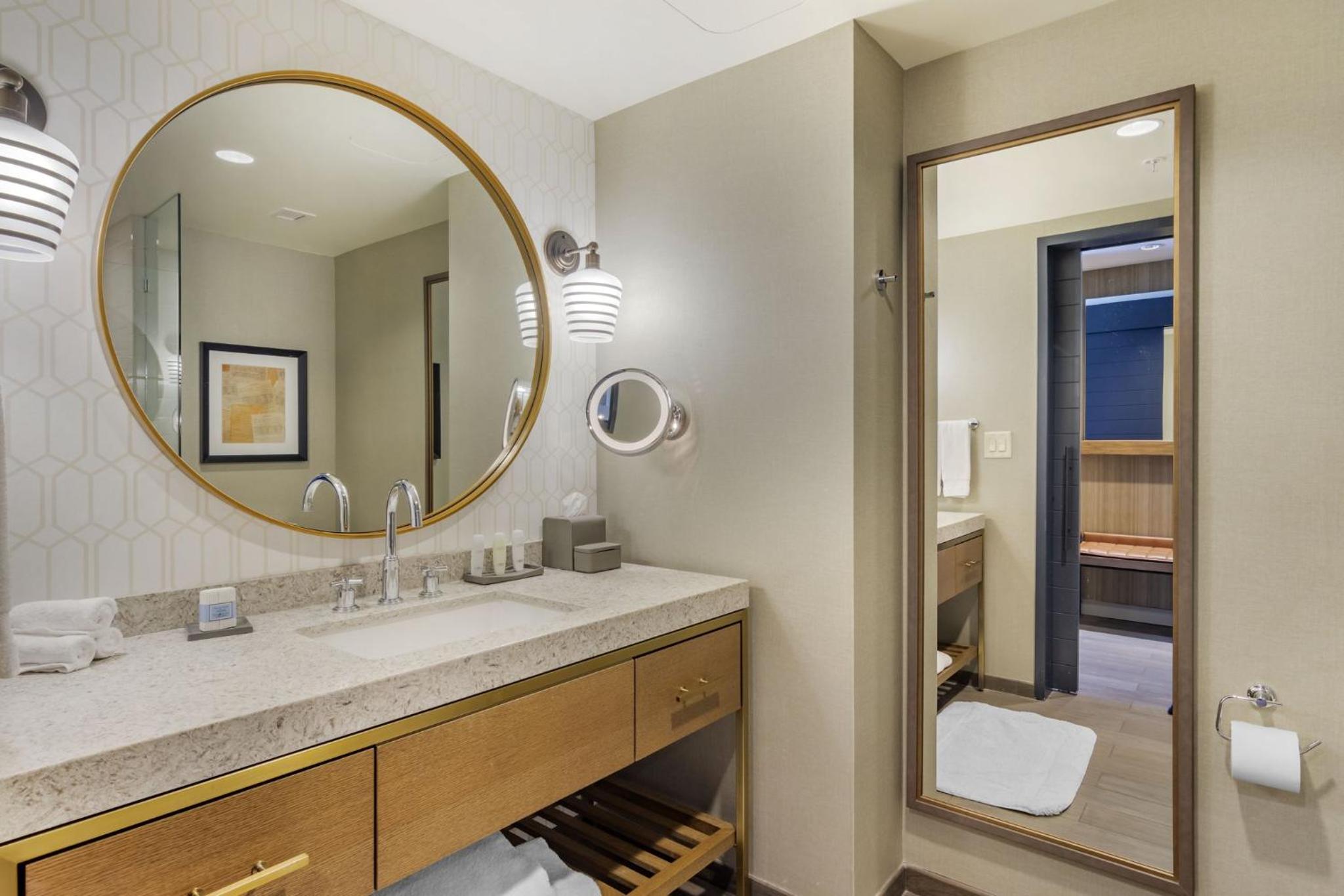Premier Room with Balcony - 1 King Bed