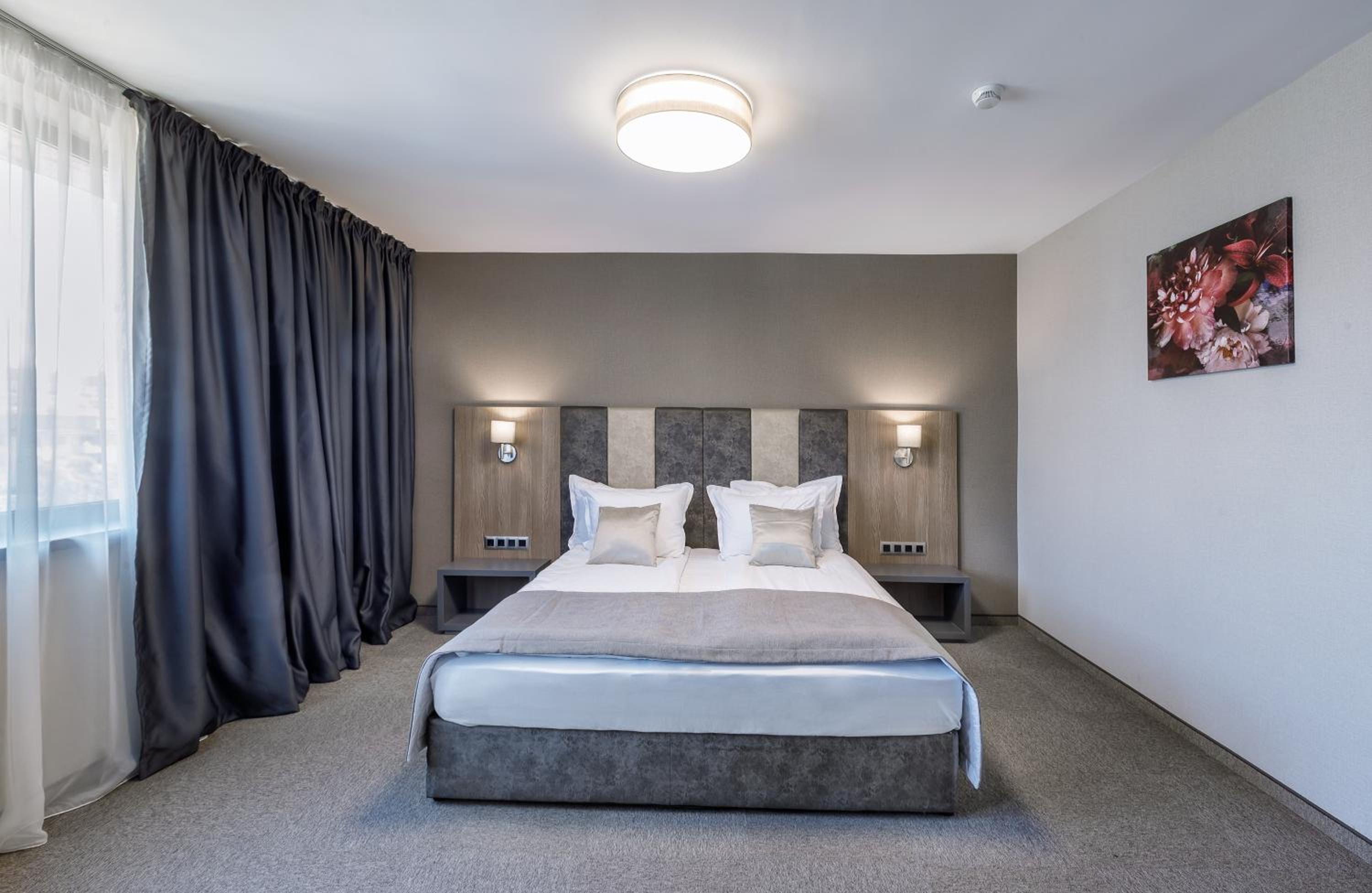 Deluxe Double Room (2 Adults + 1 Child)