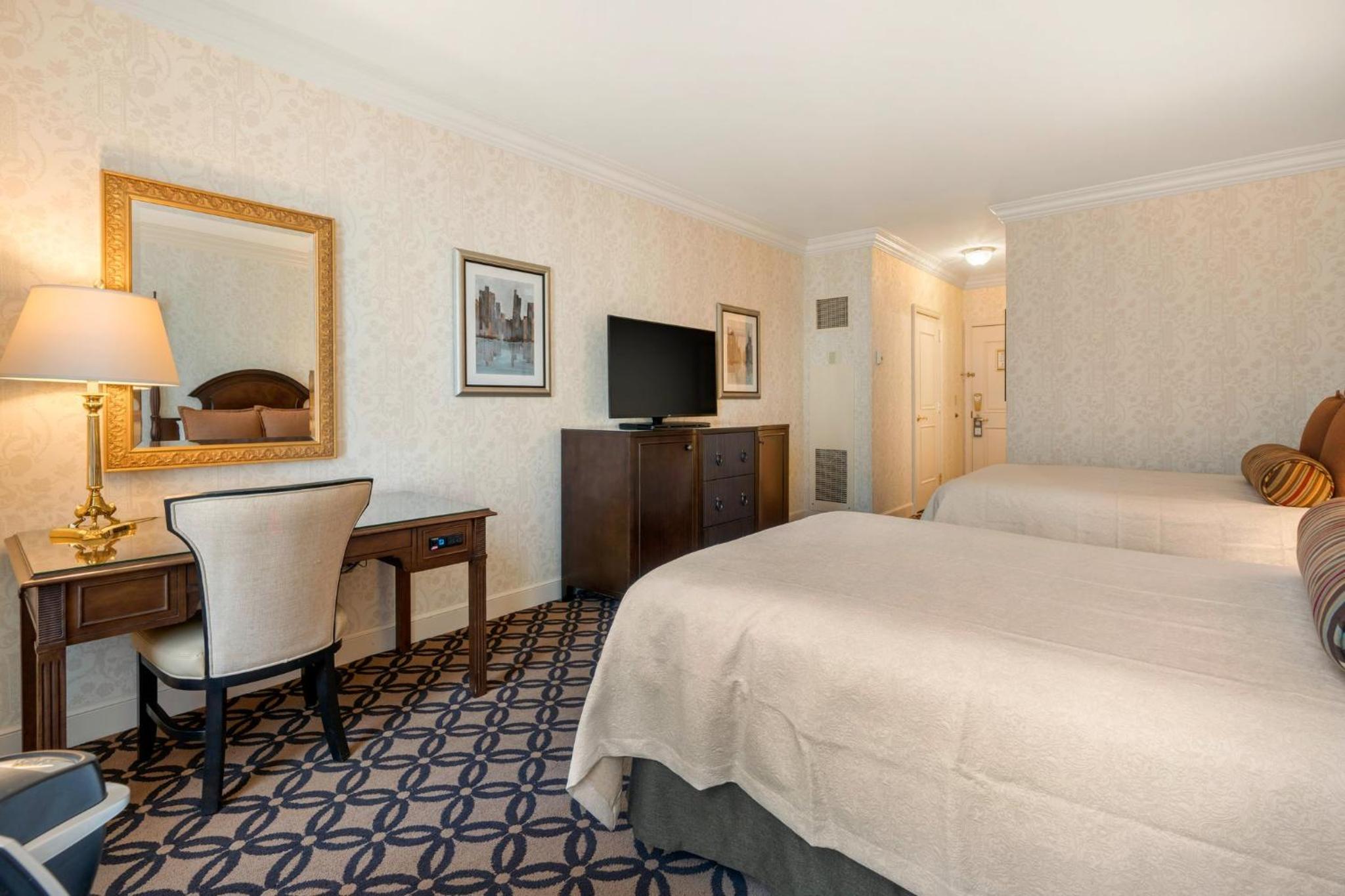 Premier Room with Two Double Beds - Photo 6