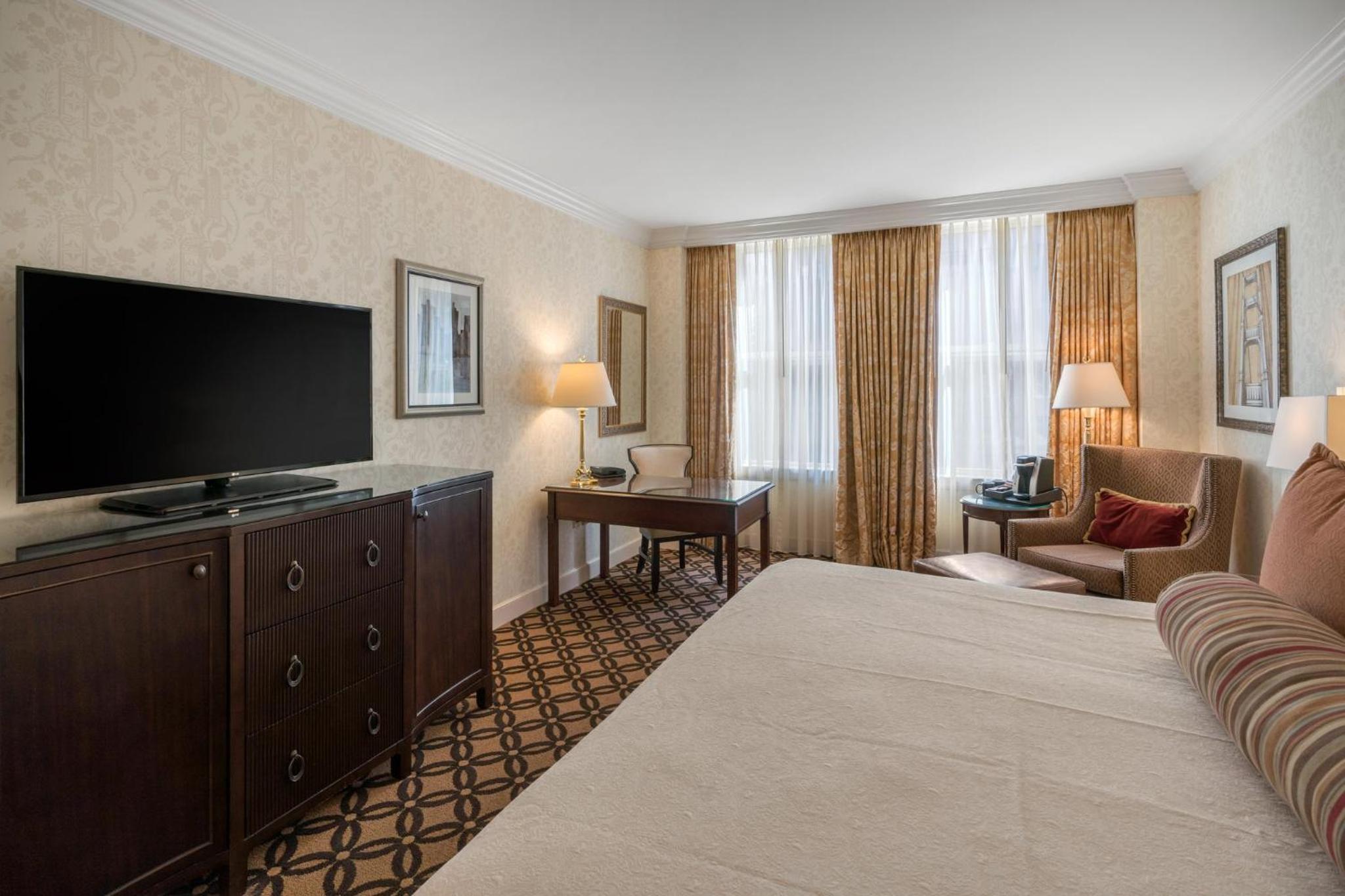 Signature Room 1 King Bed - Photo 3