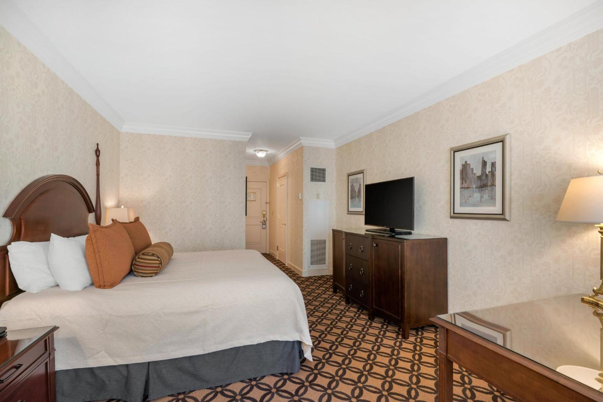Deluxe Room - 1 King Bed - Photo 4