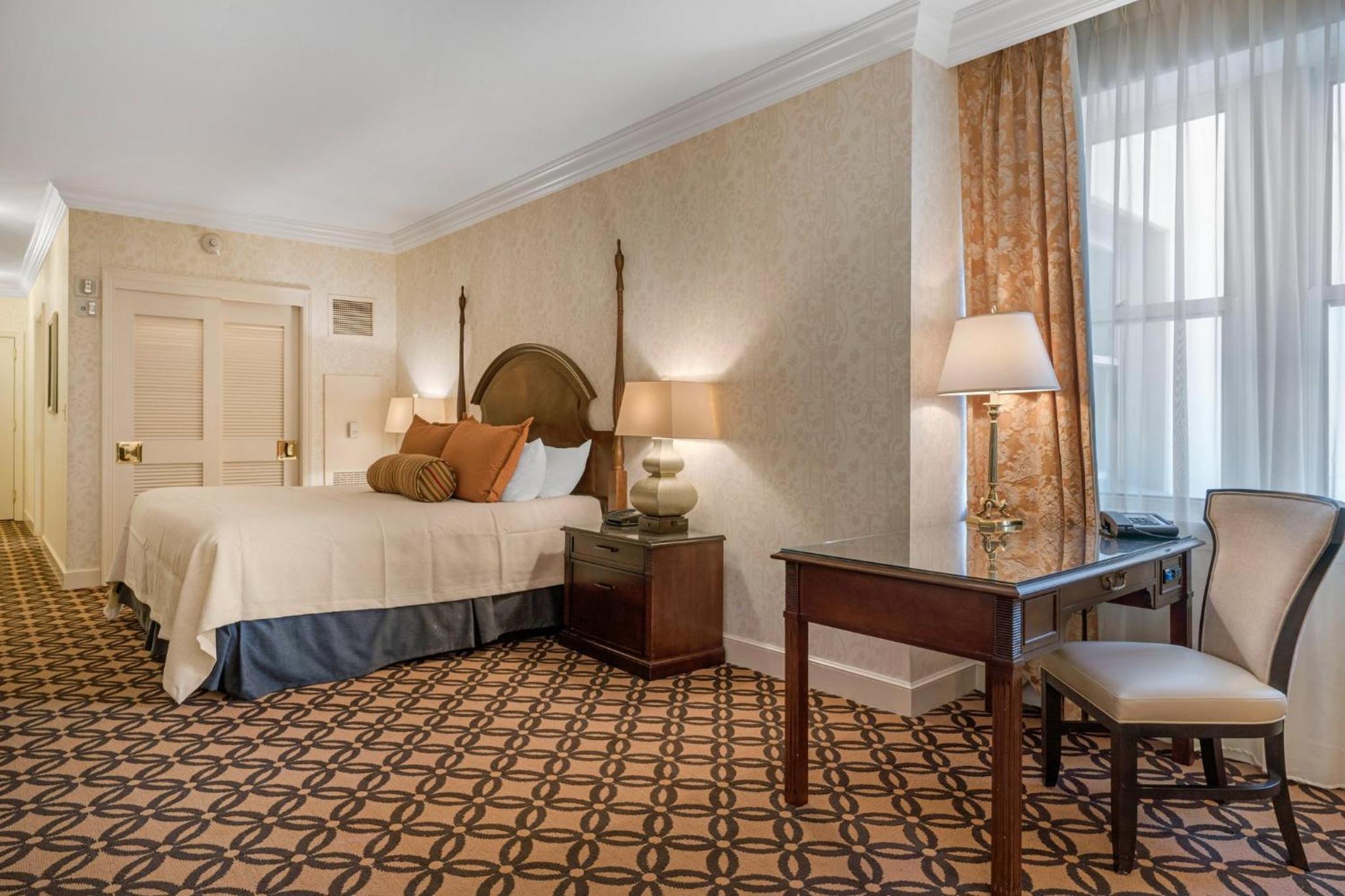 ADA Deluxe Room - 1 King Bed thumbnail 5