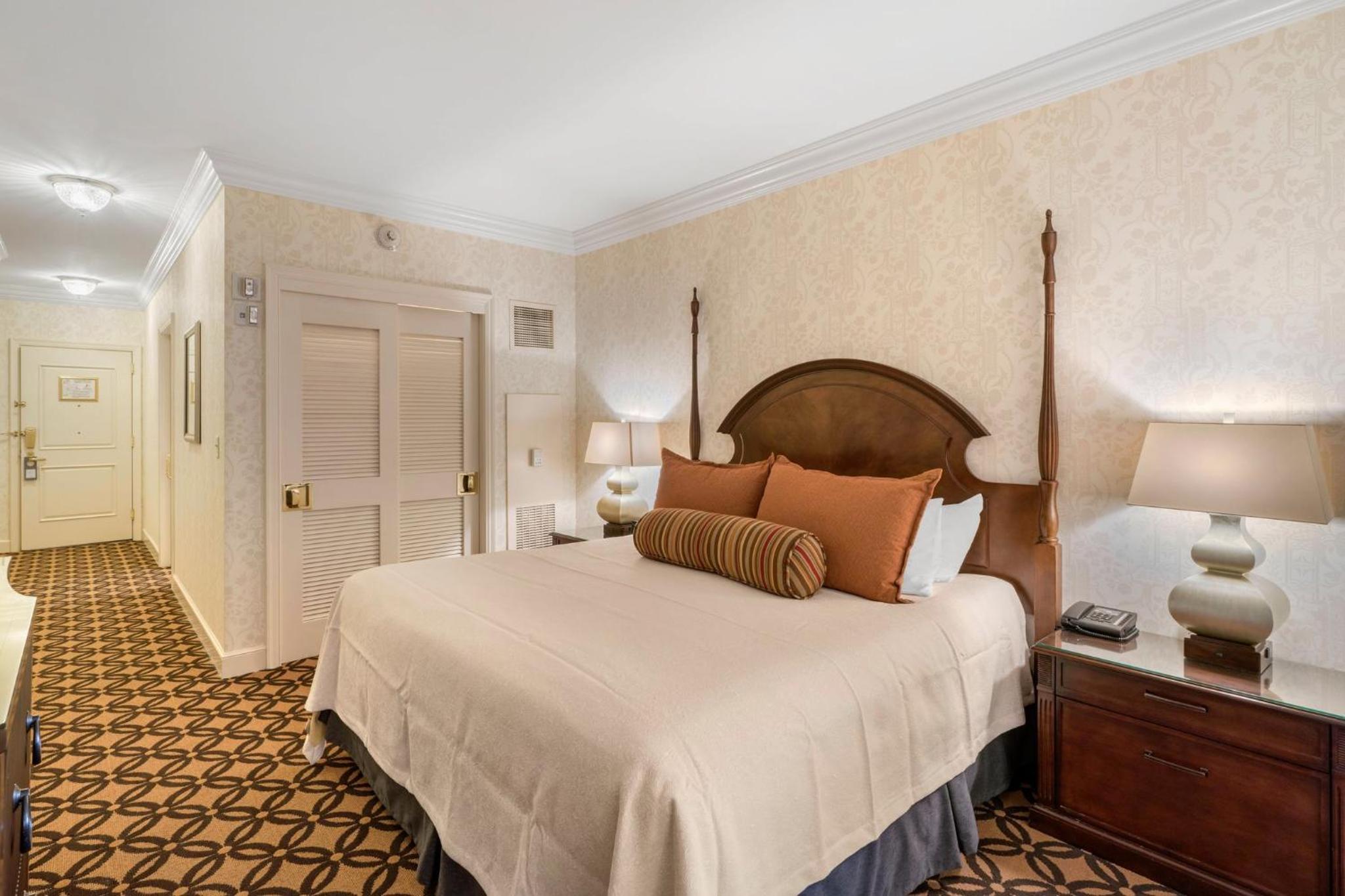 ADA Deluxe Room - 1 King Bed thumbnail 6