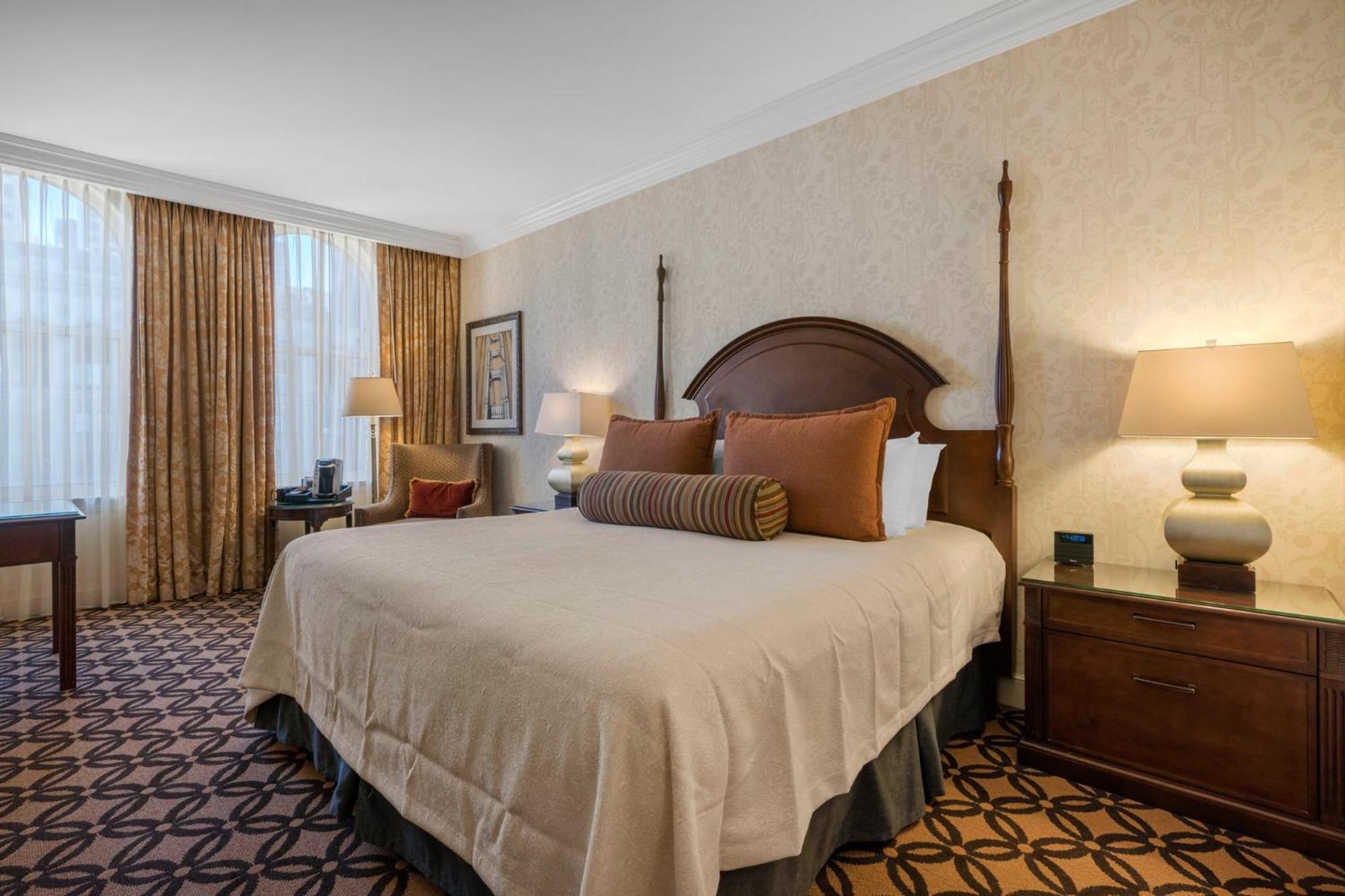 Signature Room 1 King Bed - Photo 2