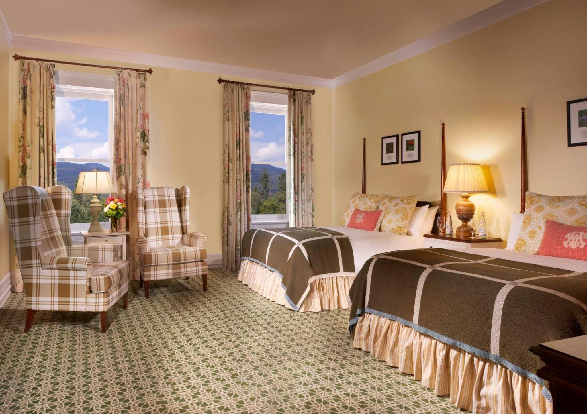 Deluxe Queen Room with Two Queen Beds - Photo 6