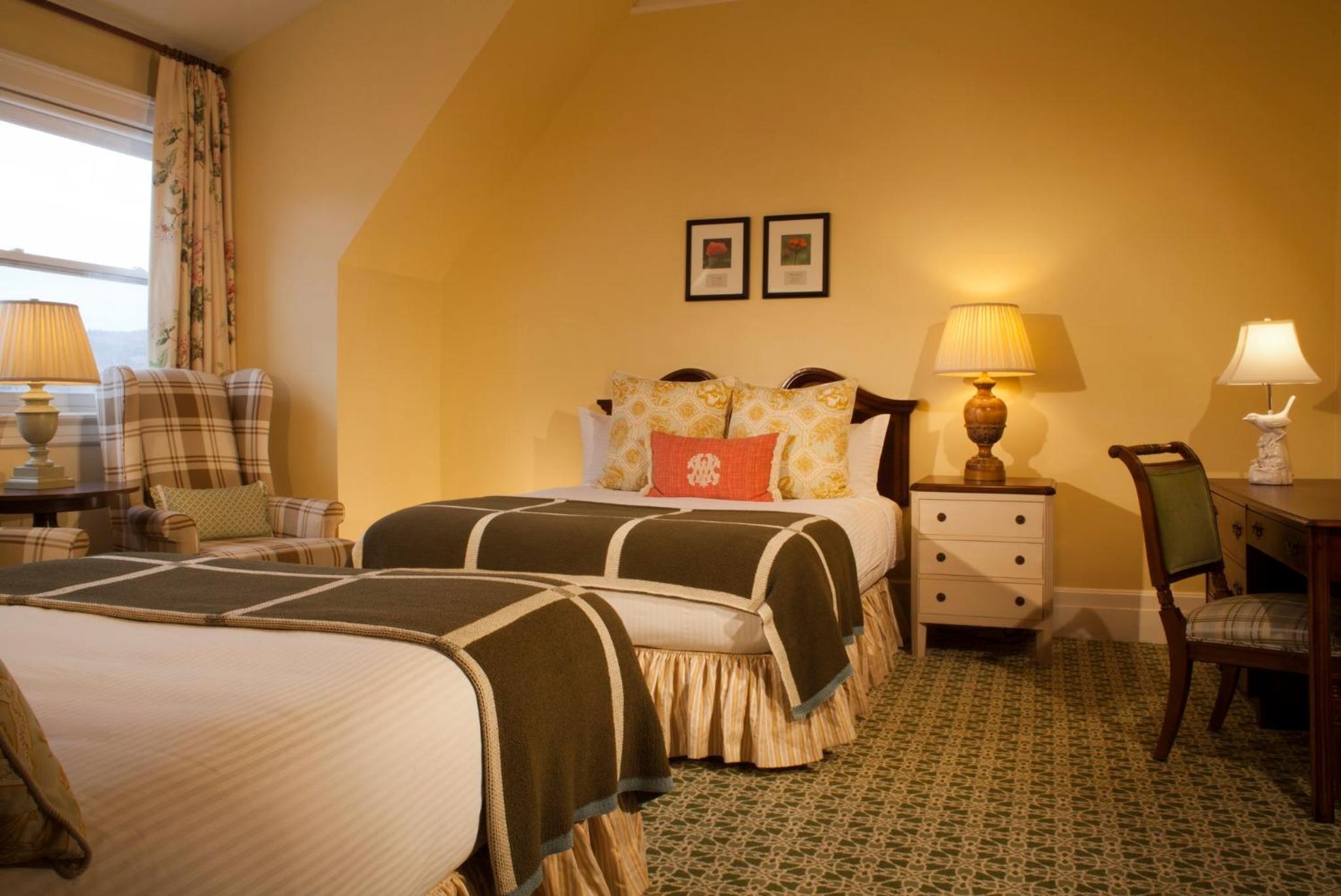 Family Suite with 2 Queen Beds and Parlor - Photo 2