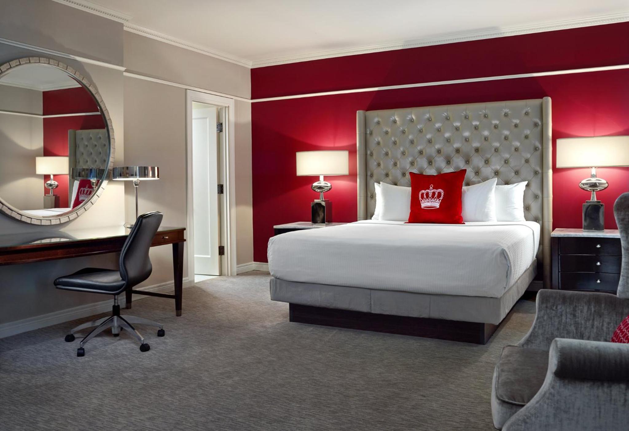 Deluxe Queen Room with One Queen Bed (Non Smoking)