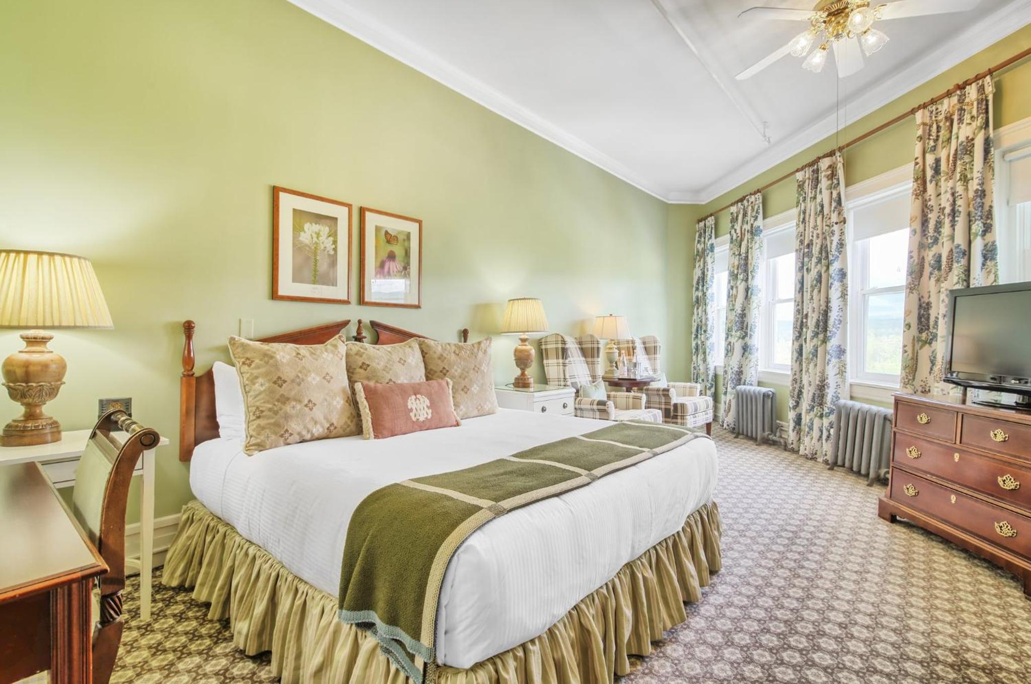 Corner Vista Room with King Bed - Photo 5