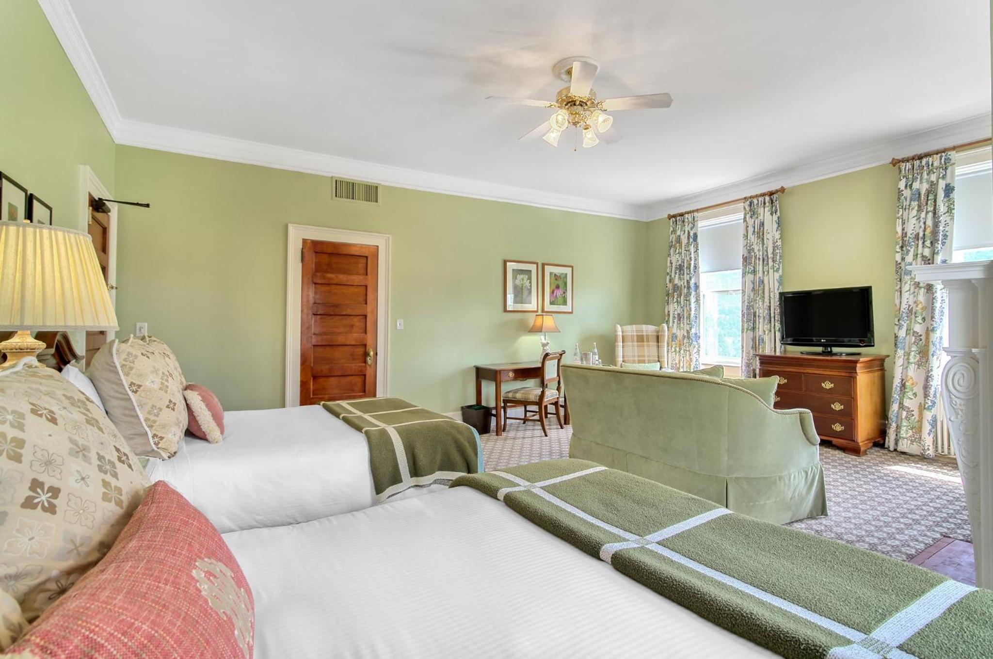 Corner Vista Room with Queen Beds