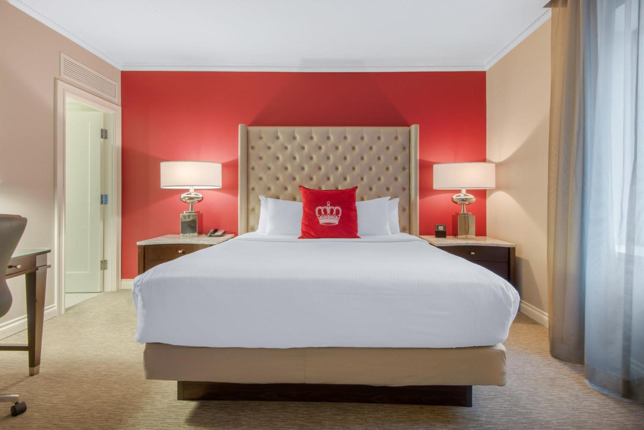 Deluxe Queen Room with One Queen Bed (Non Smoking)
