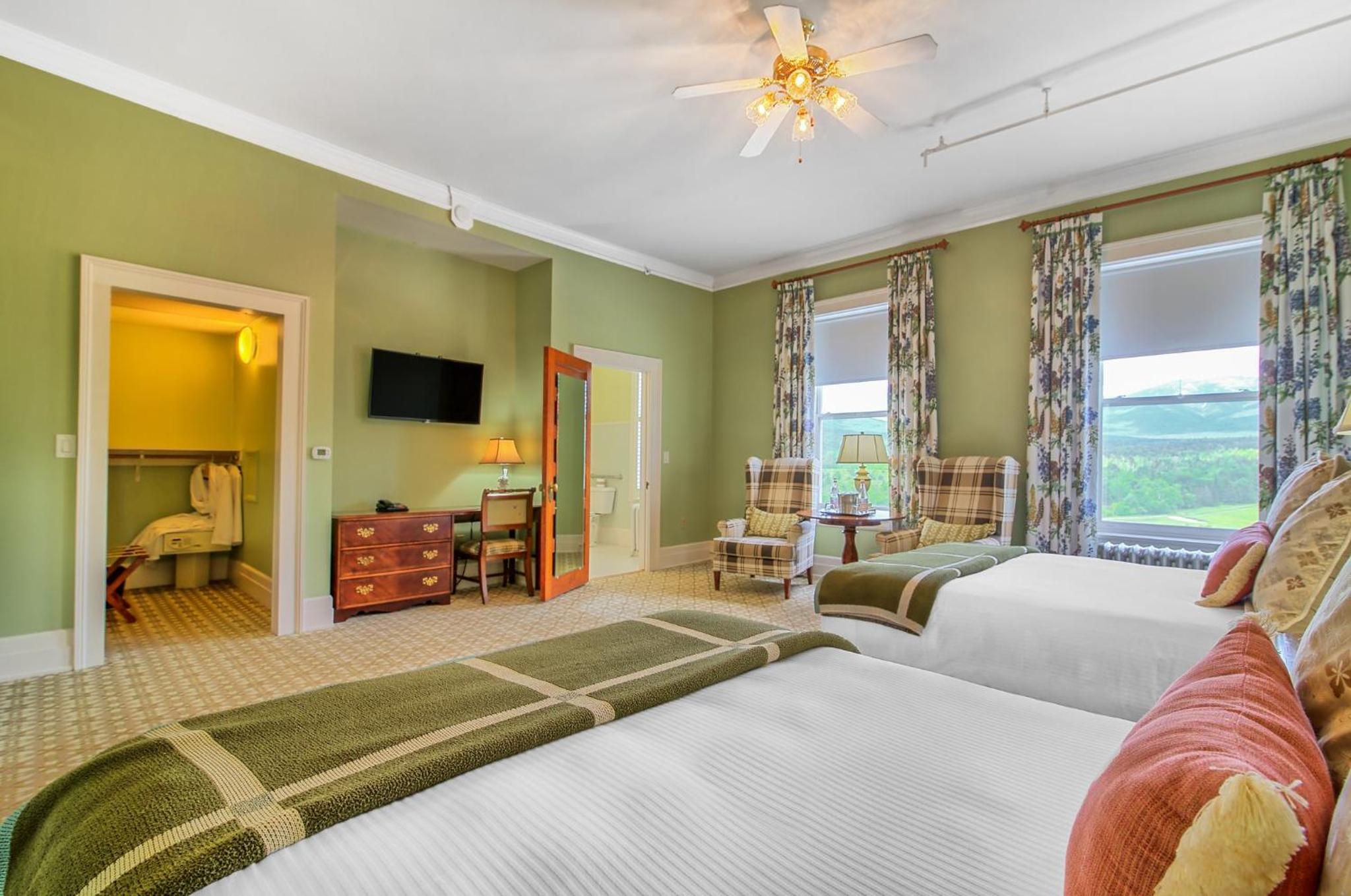 Deluxe Queen Room with Two Queen Beds - Photo 4