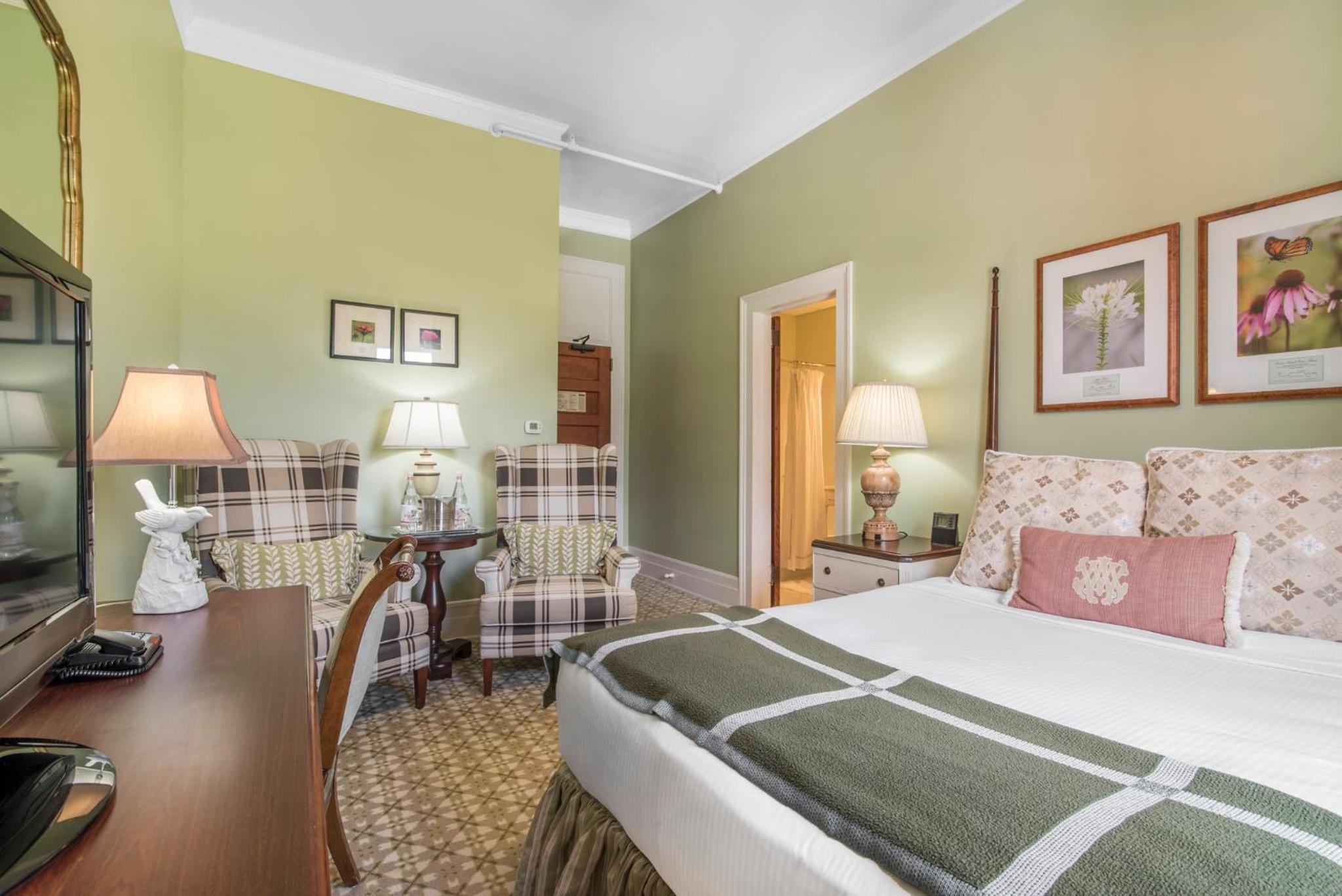 European Room 1 Queen Bed photo 1