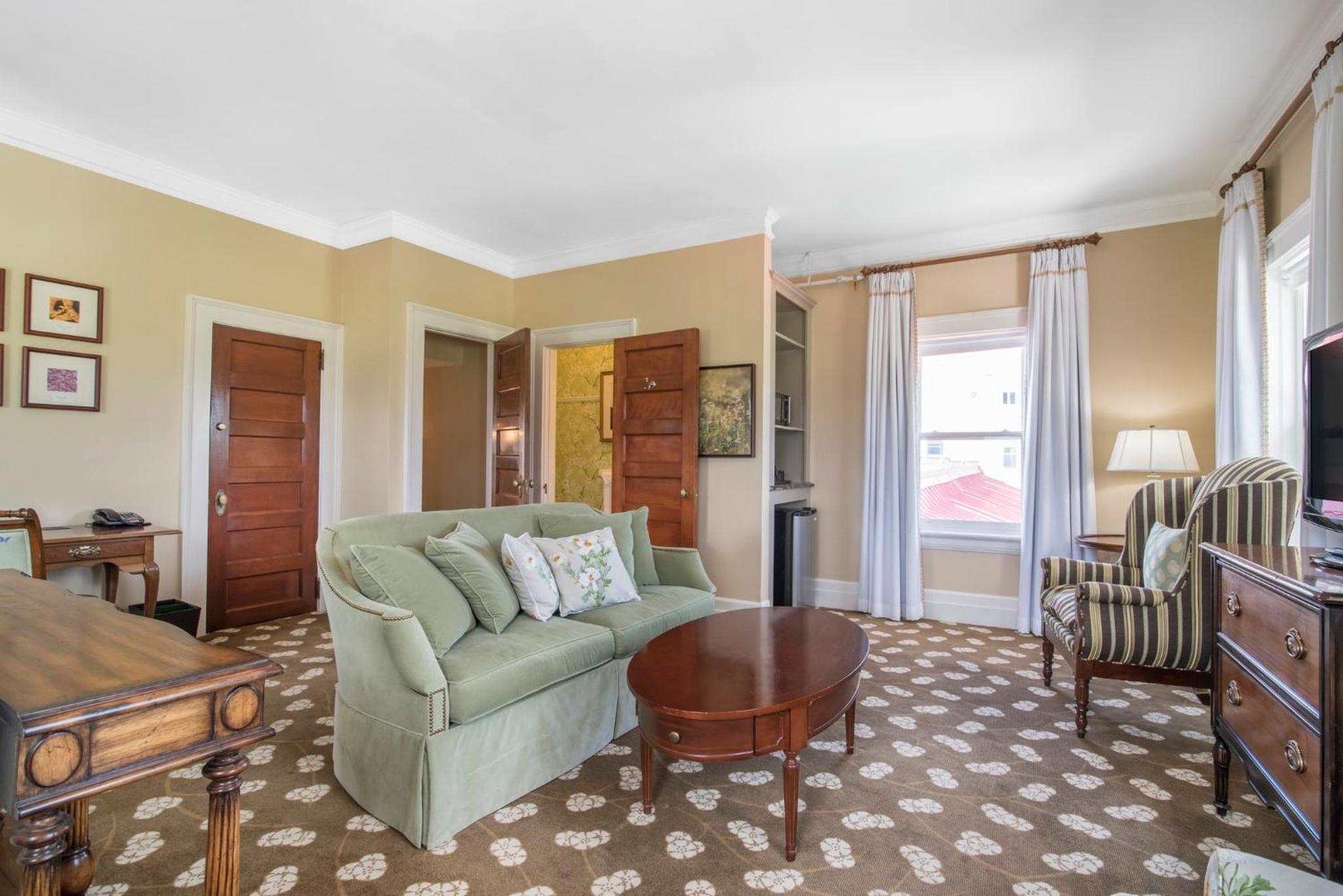 Luxury Tower King Suite - One Bedroom - Photo 3