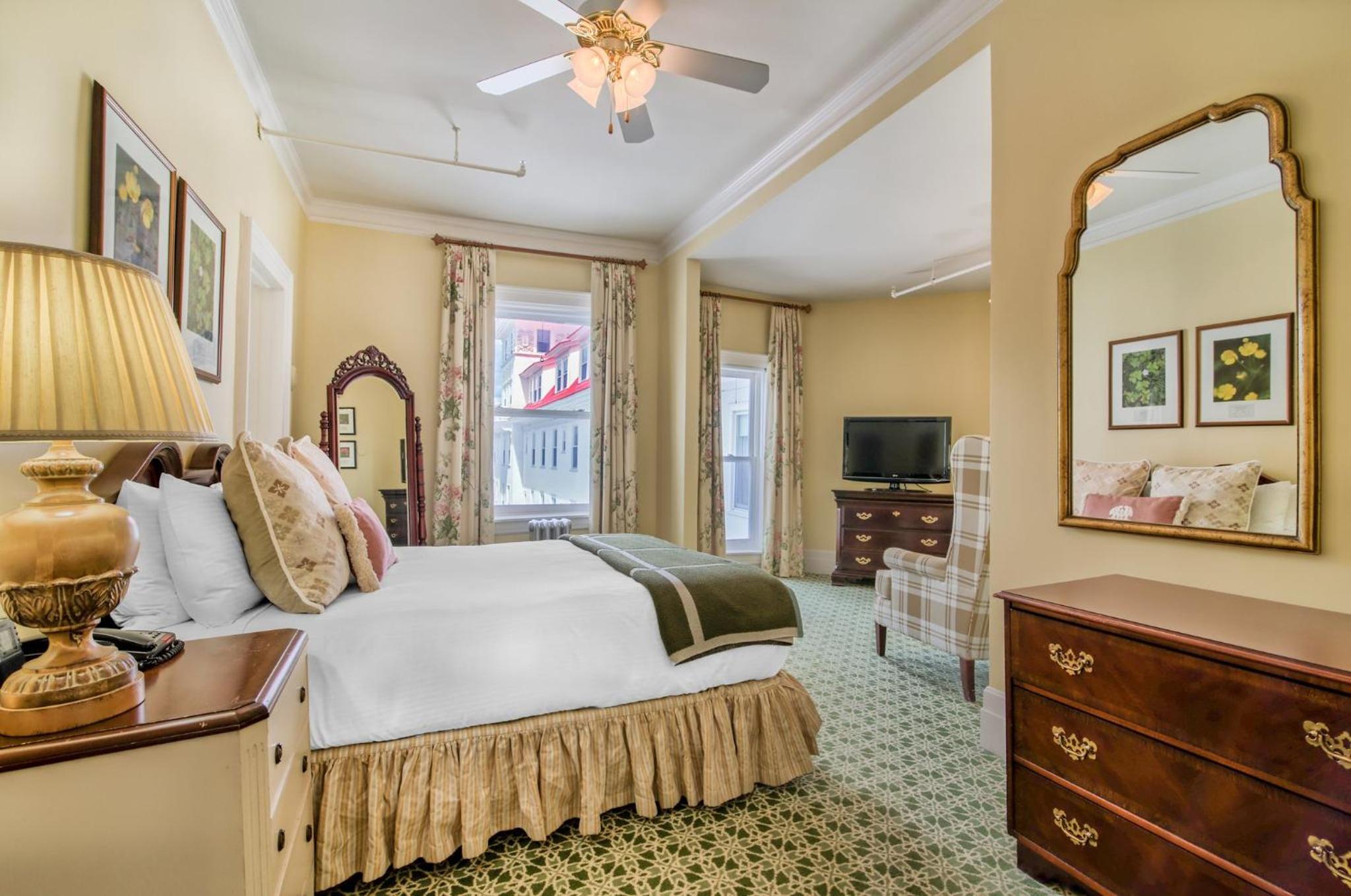 Traditional Room - 1 Queen Bed - Photo 2