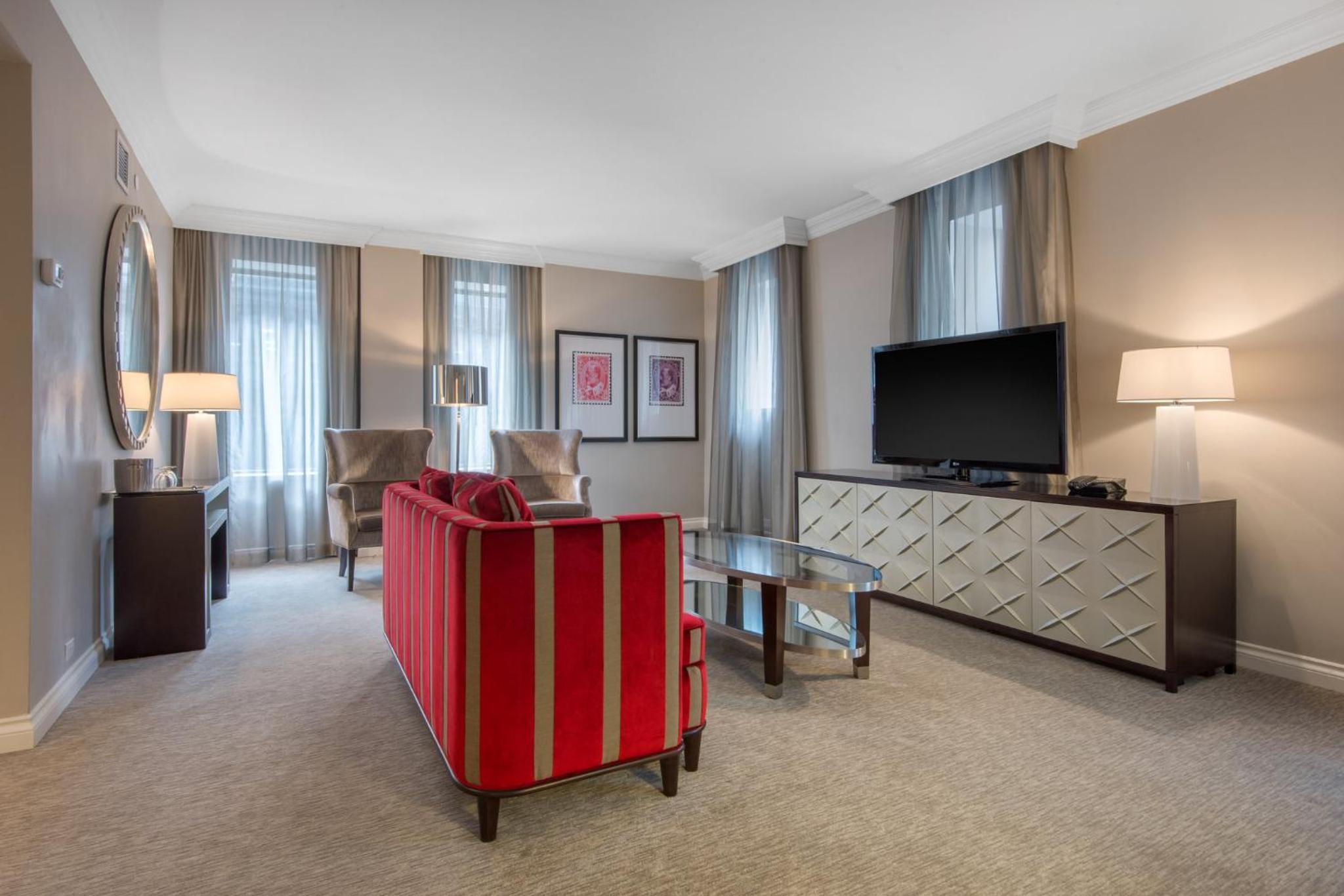Deluxe Suite - 1 King Bed