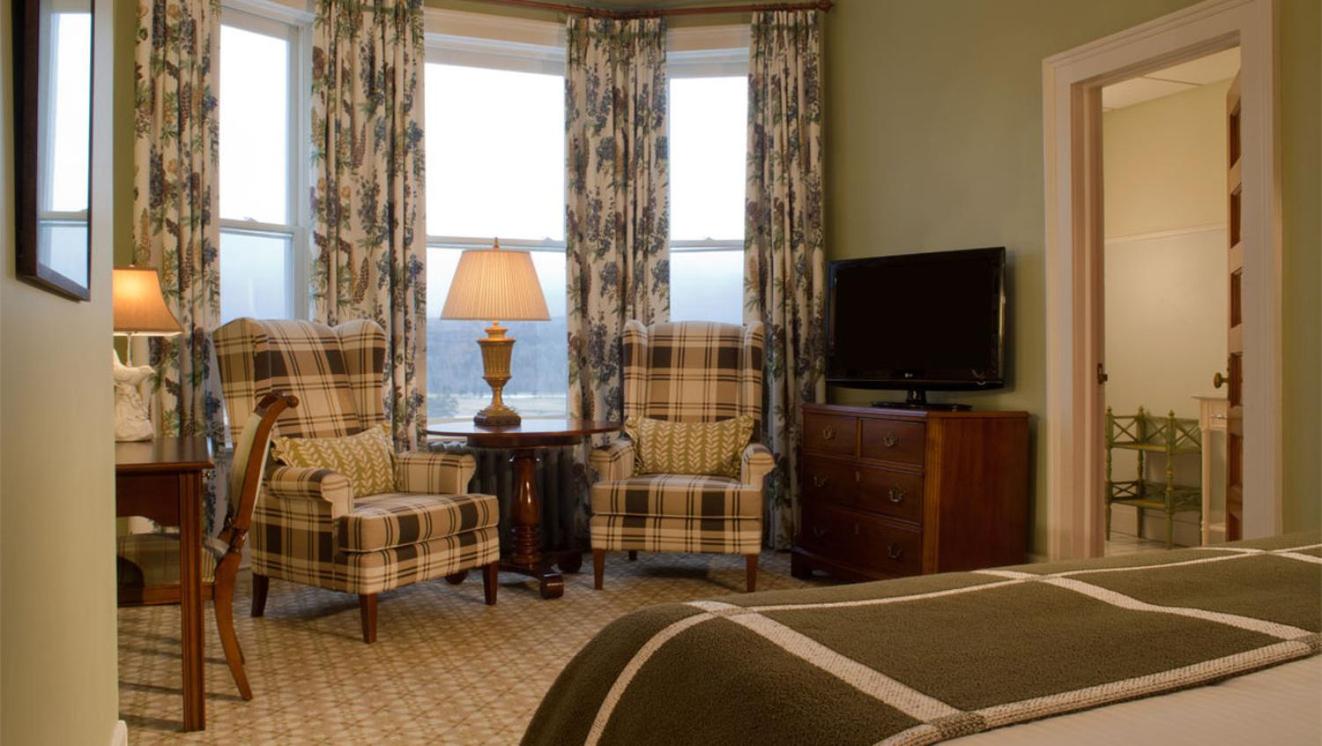 Deluxe King with Mountain View - Photo 4