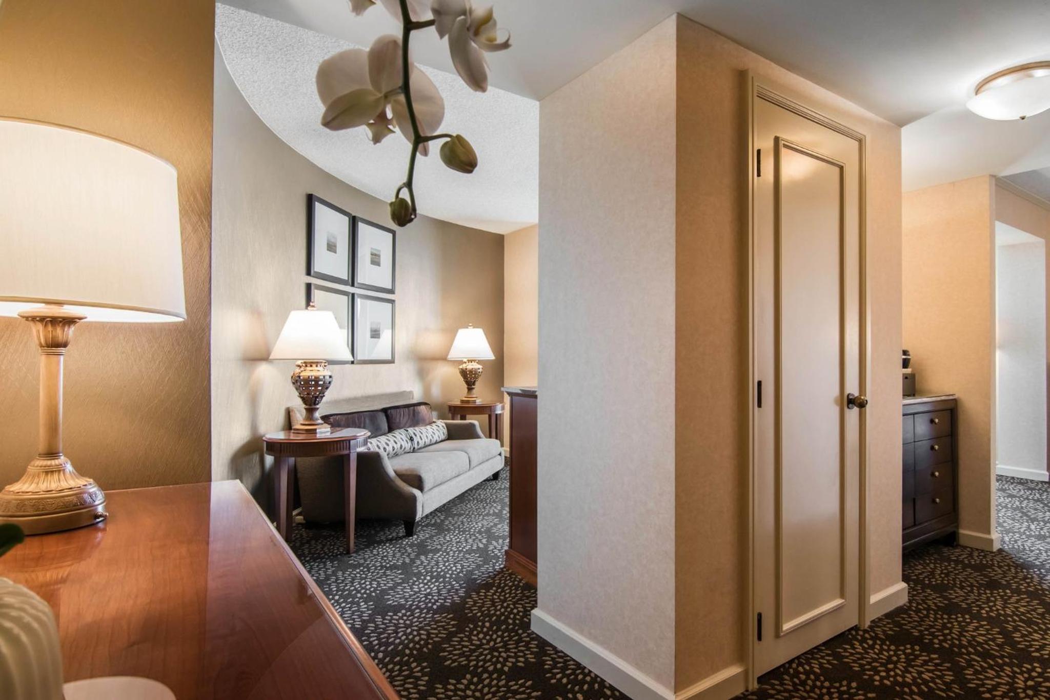 Corner Suite - Photo 6