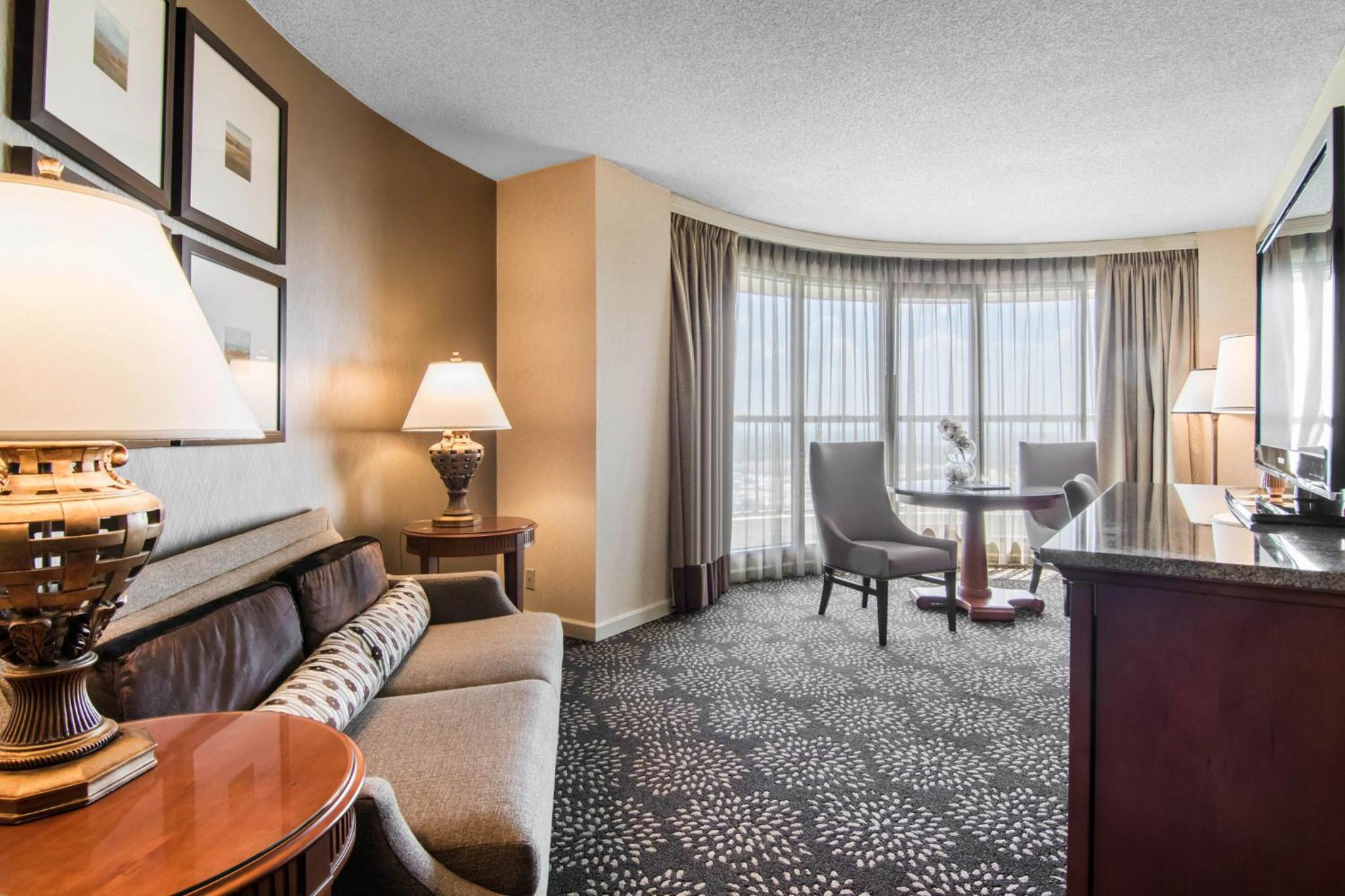 Corner Suite - Photo 5