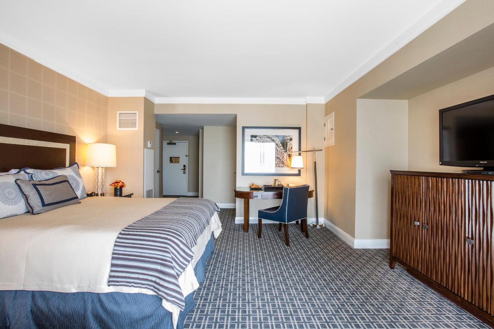 Premier King Room thumbnail 5