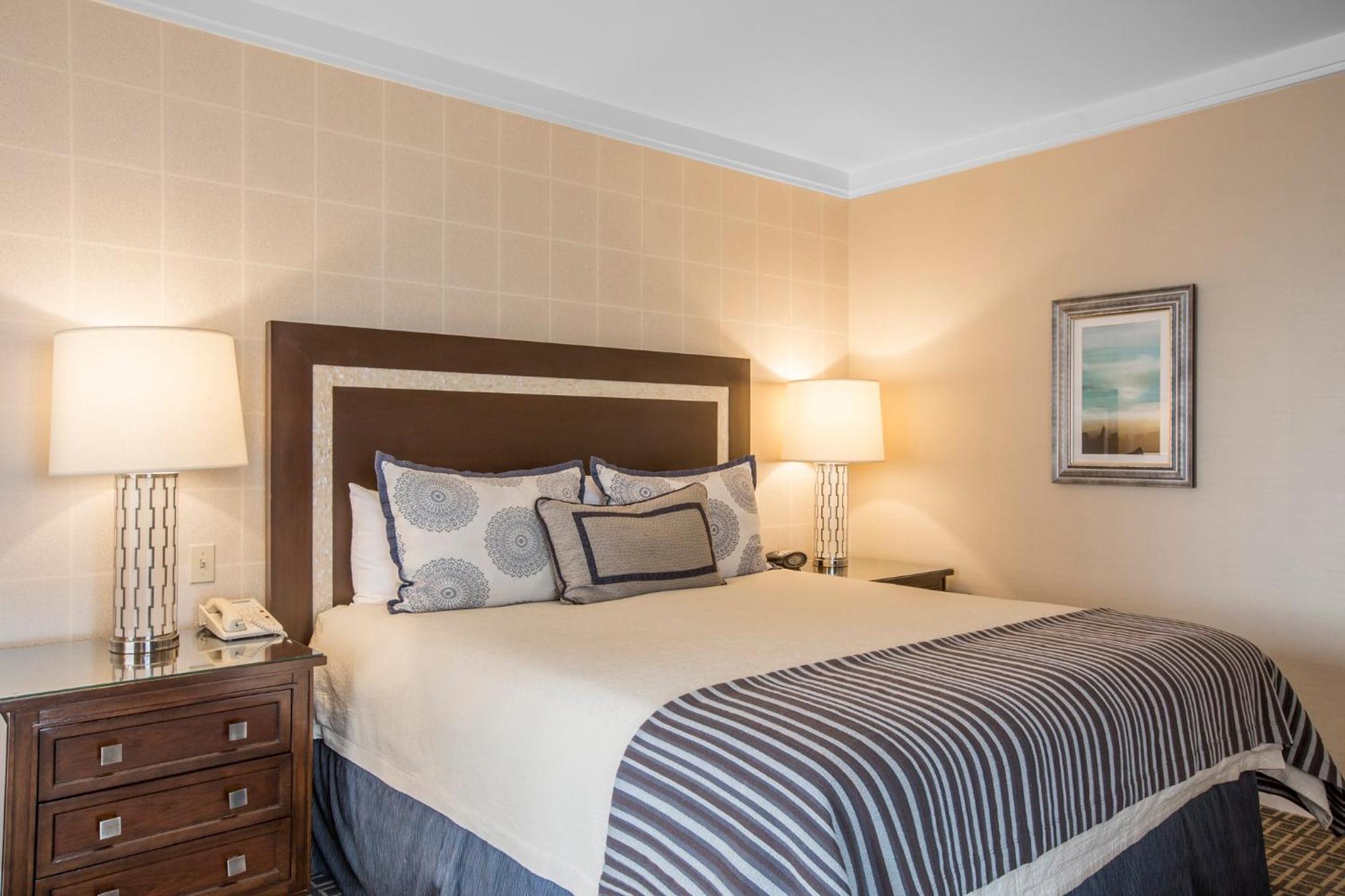 Premier View Room - 1 King Bed thumbnail 5