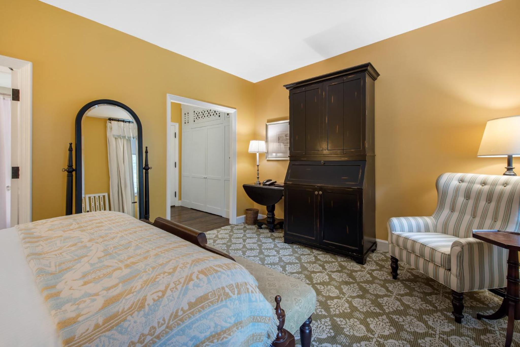 Resort View Porch Room - One Queen Bed - Photo 5