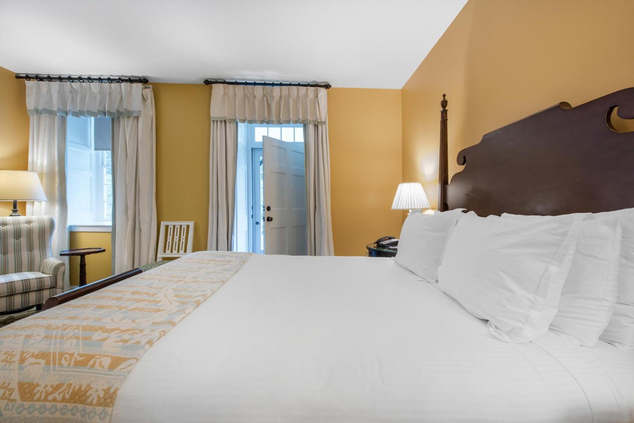 Resort View Porch Room - One Queen Bed - Photo 3