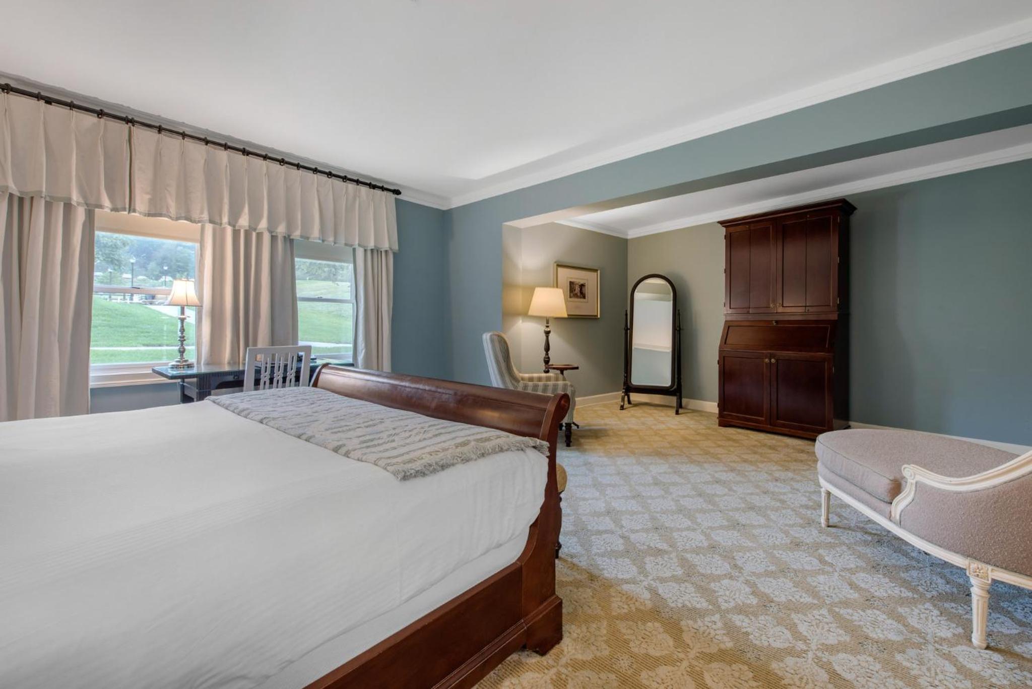 Deluxe Room - One King Bed - Photo 6