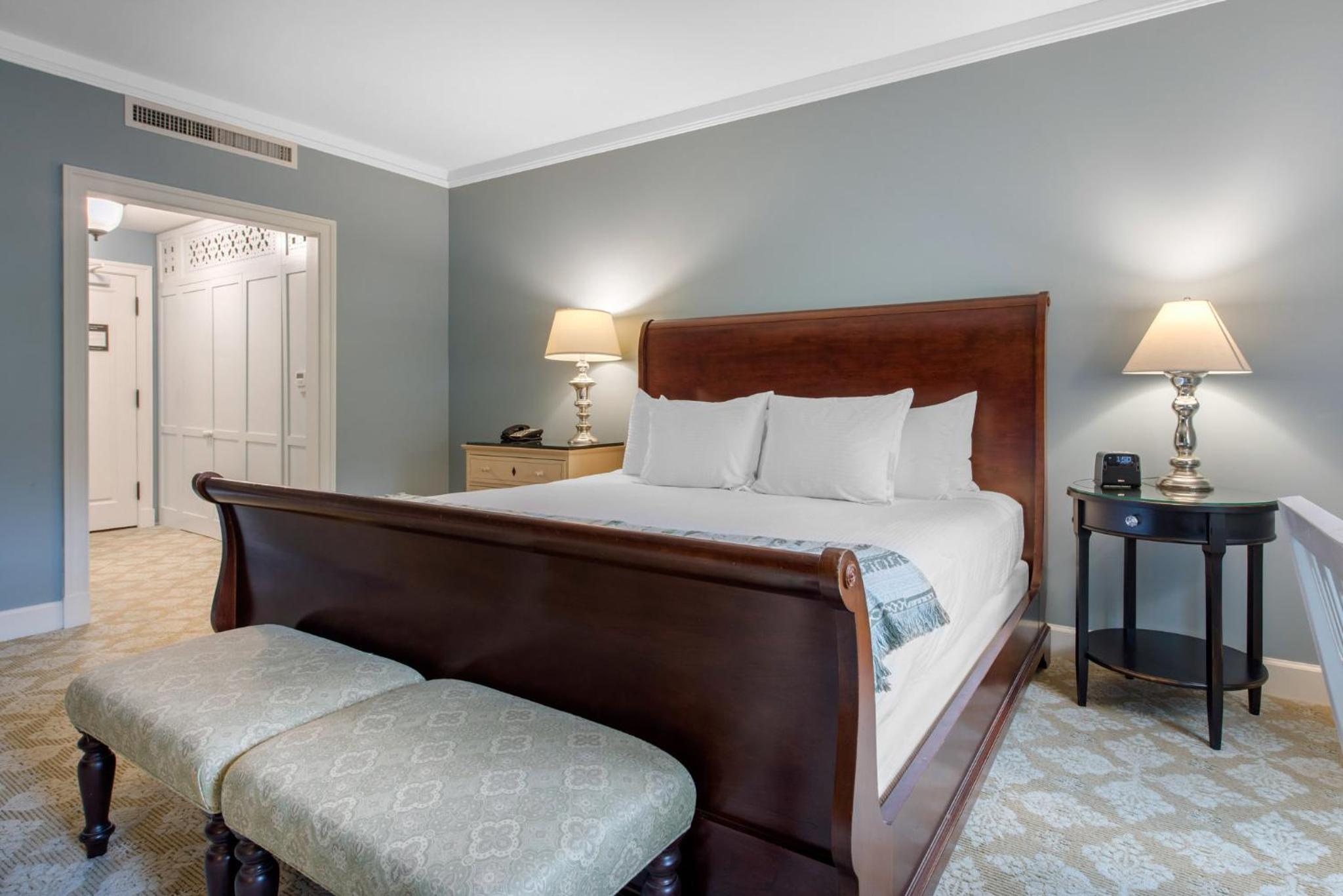 Deluxe Room - One King Bed - Photo 7