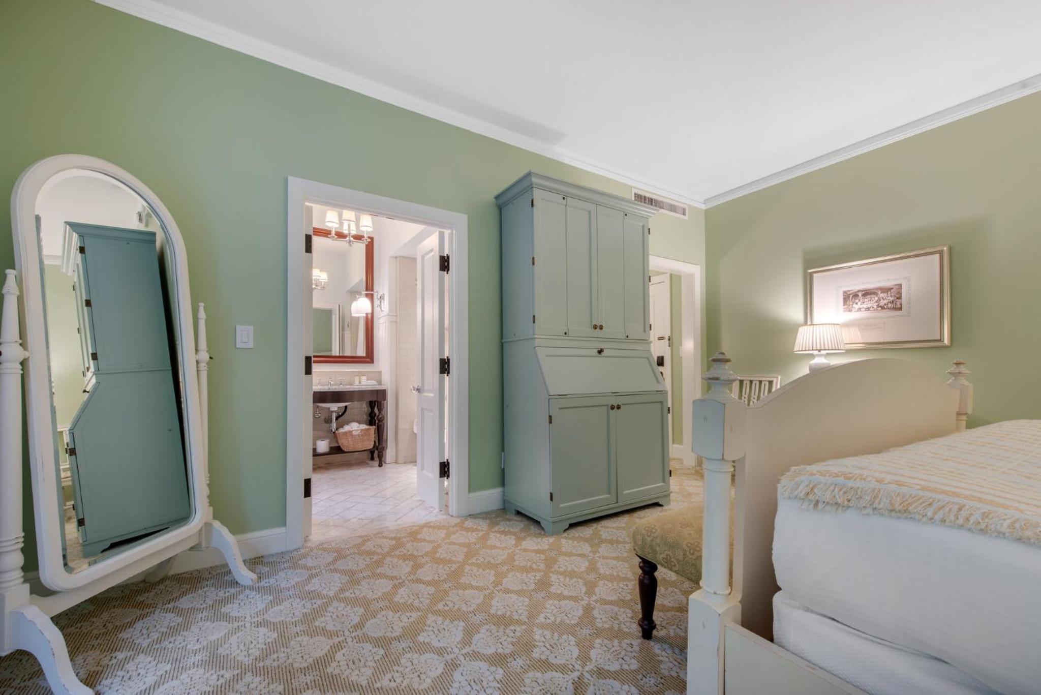 Deluxe Room - One King Bed - Photo 12