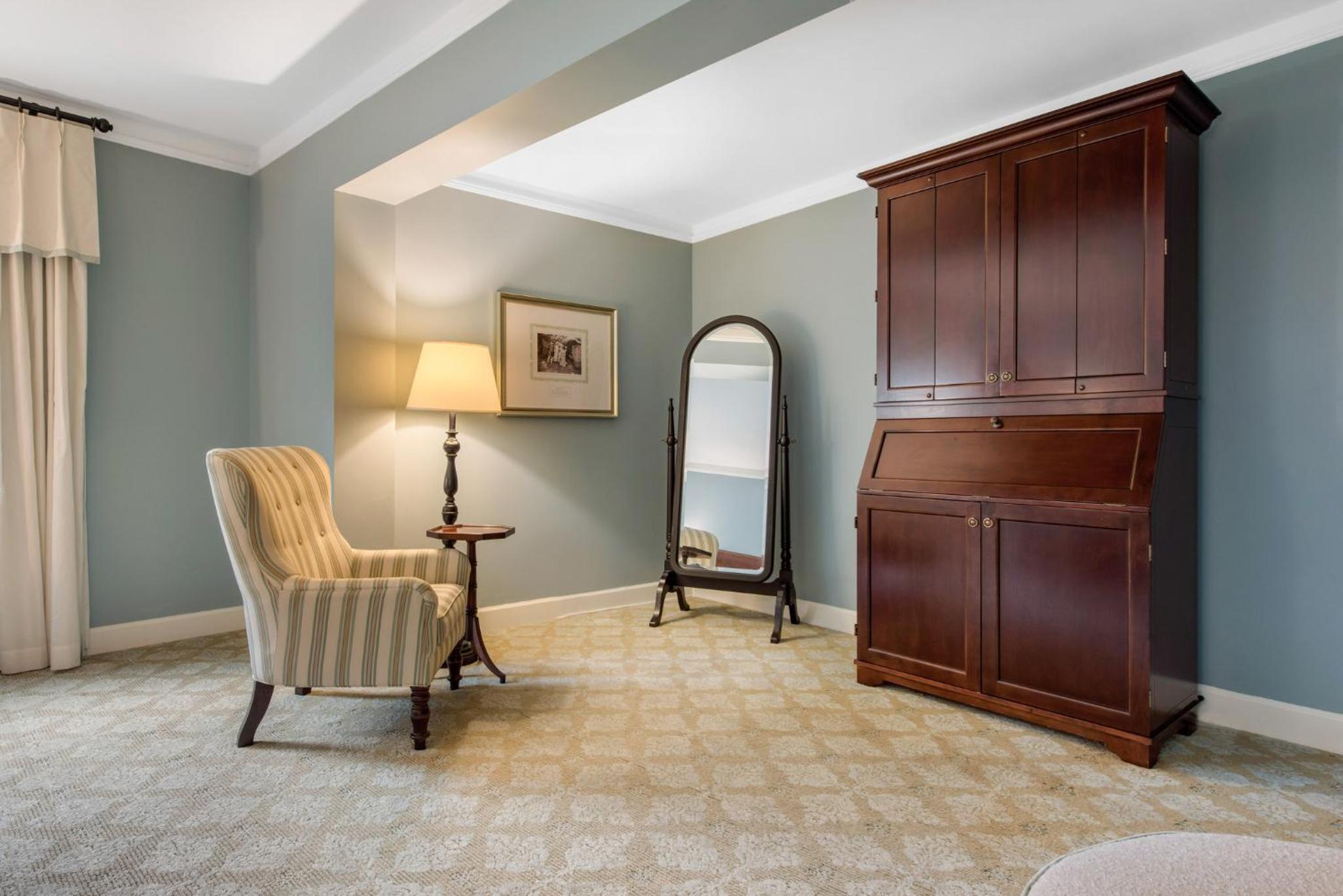 Deluxe Room - One King Bed - Photo 8