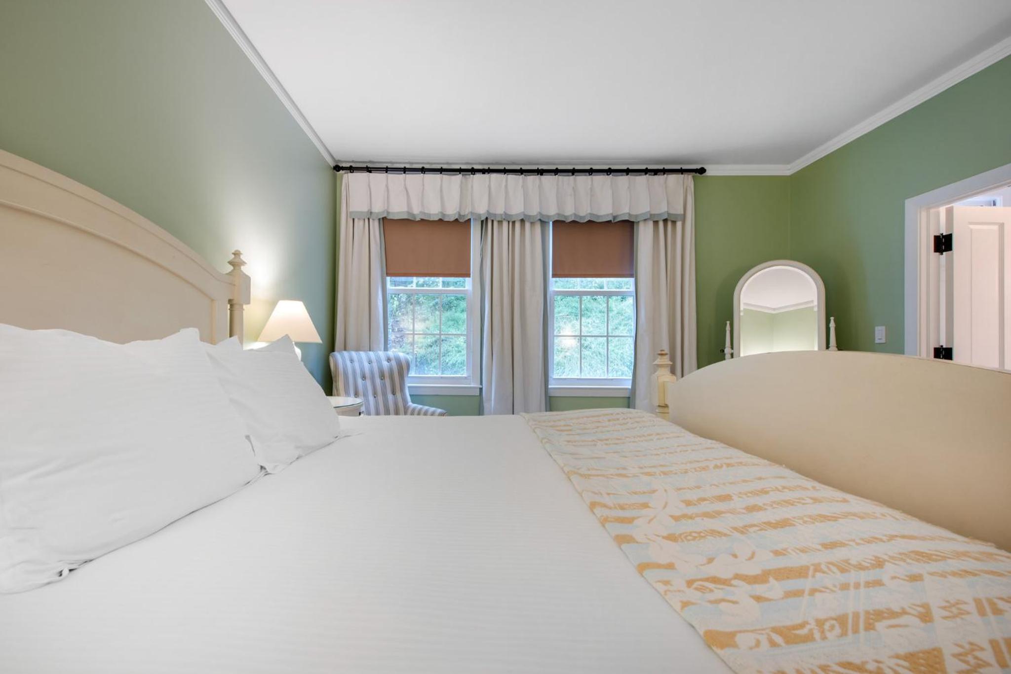 Deluxe Room - One King Bed - Photo 2