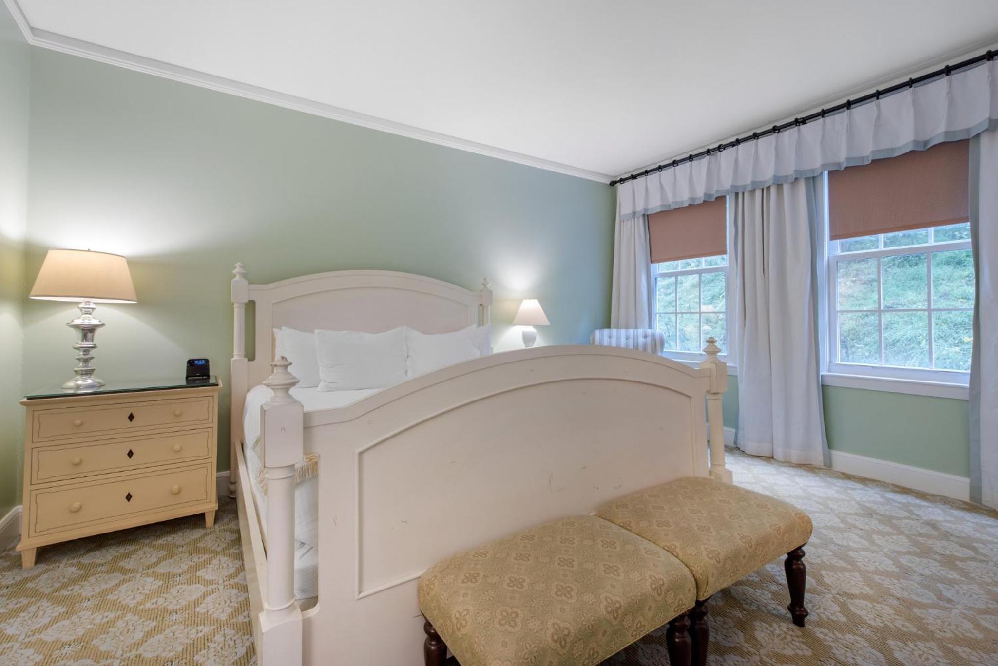 Deluxe Room - One King Bed - Photo 3