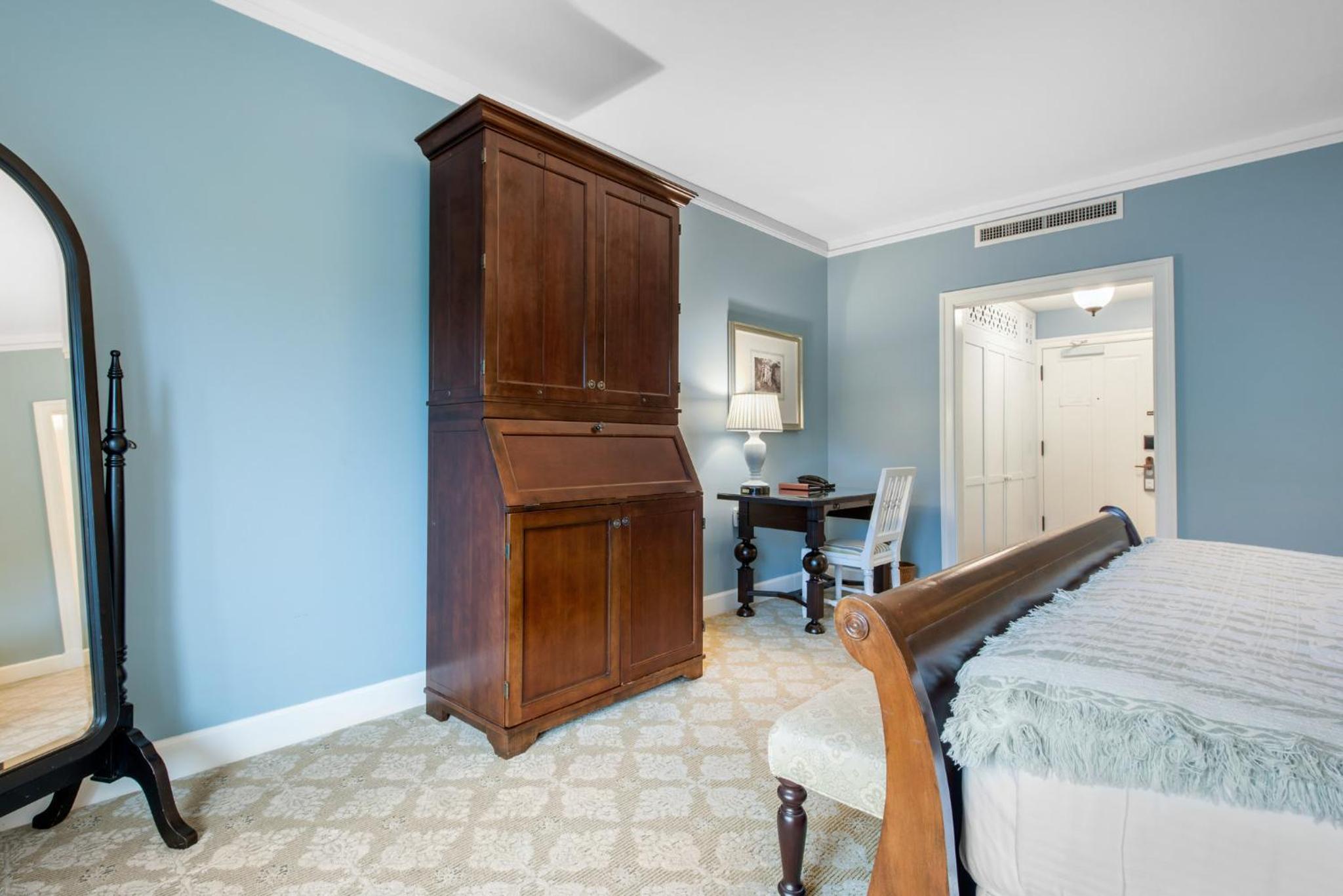 Deluxe Room 1 King Bed with Private Porch - Photo 4
