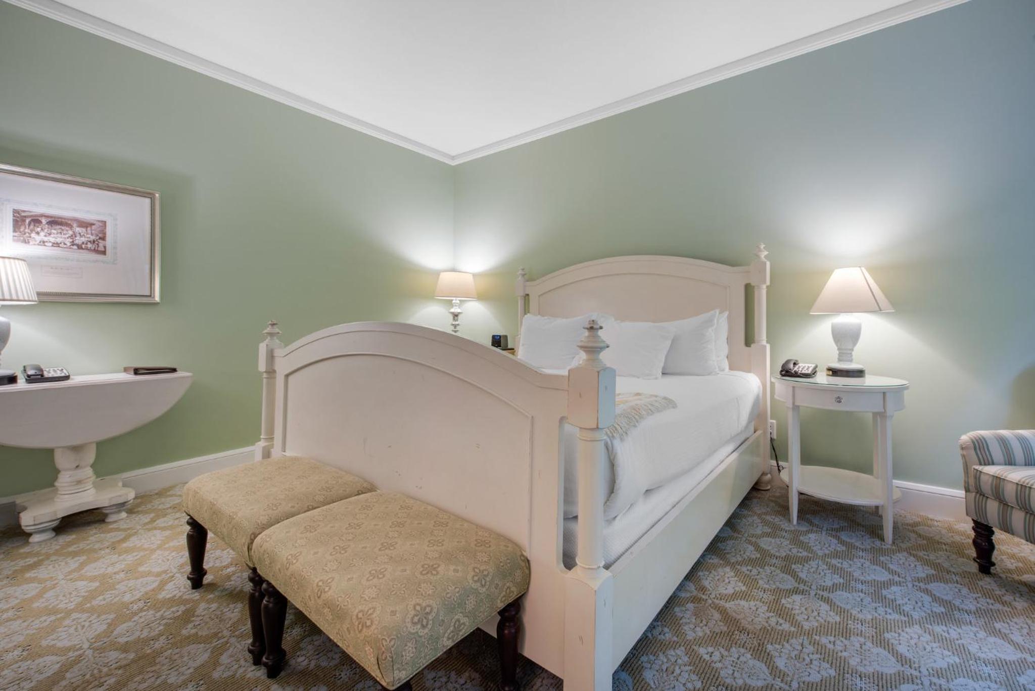 Deluxe Room - One King Bed - Photo 10
